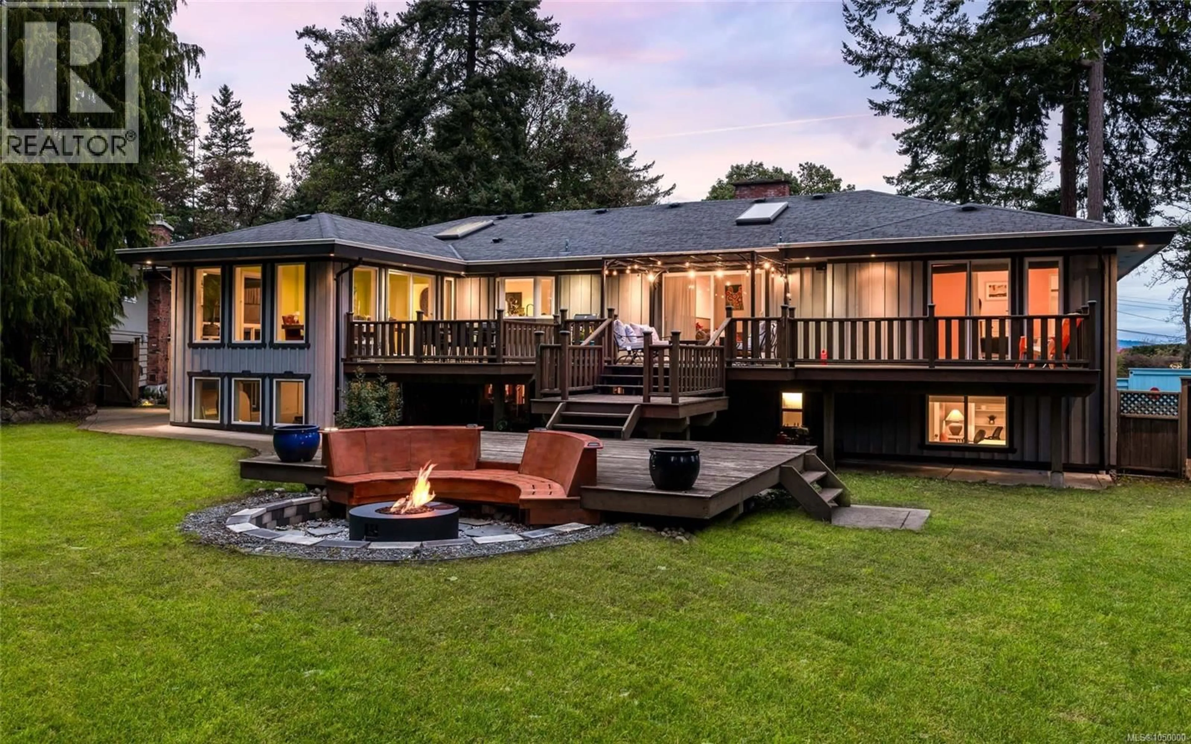 Patio, mountain view for 2881 PHYLLIS STREET, Saanich British Columbia V8N1Y8