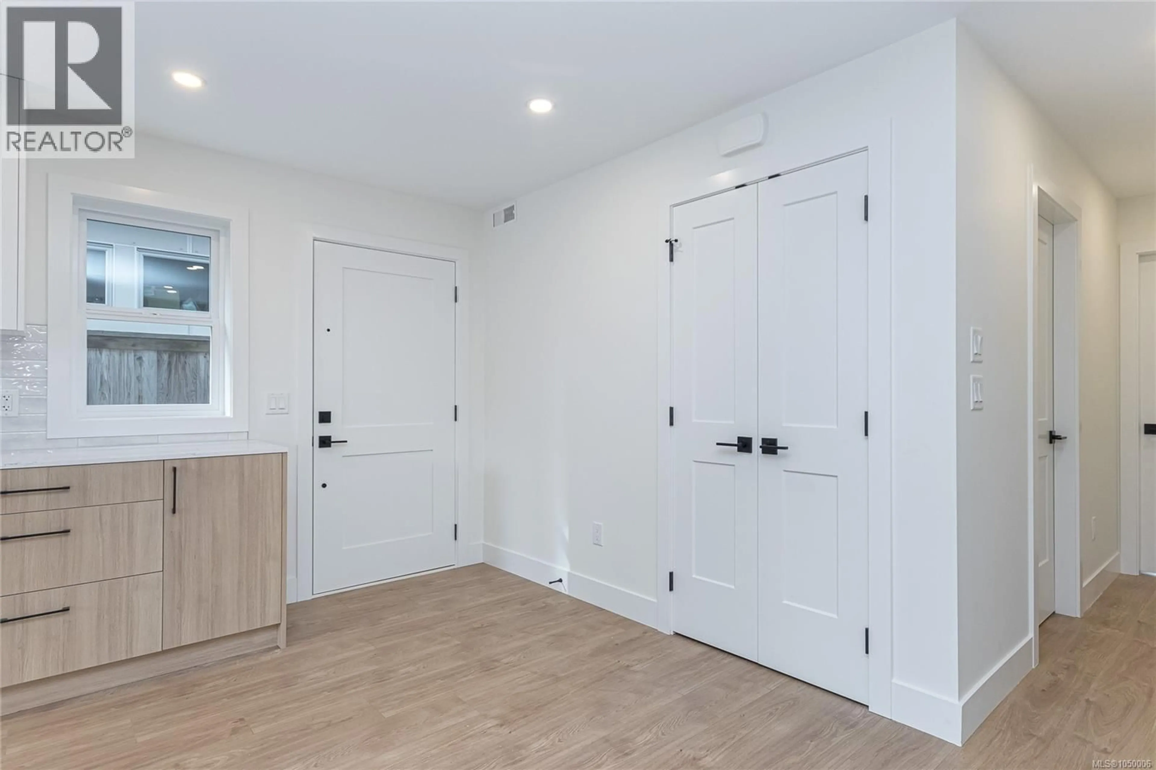 Indoor entryway for D - 2235 SHELBOURNE STREET, Victoria British Columbia V8R4L2