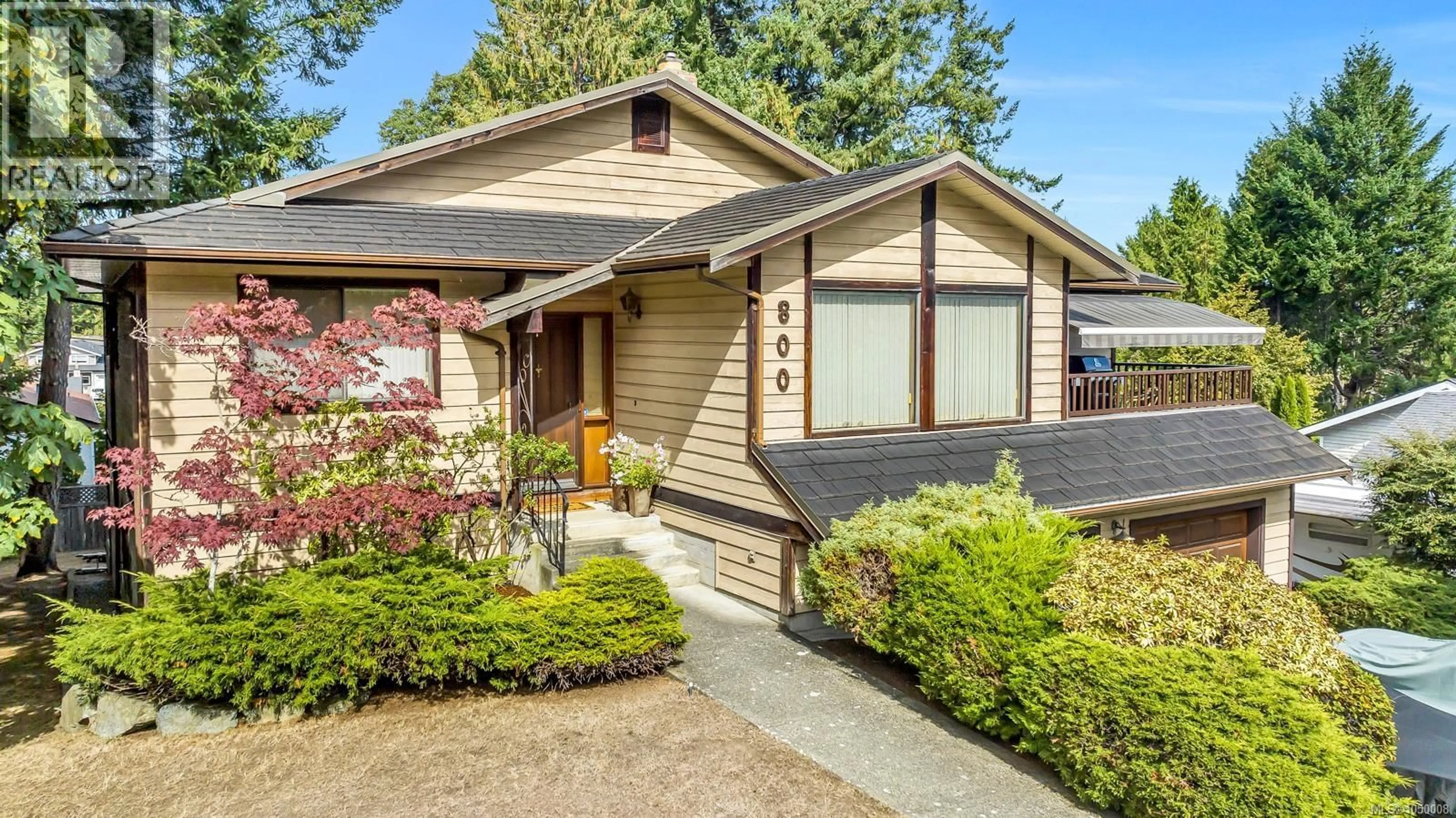 Home with vinyl exterior material, street for 800 SEAMIST PLACE, Saanich British Columbia V8Y2R4