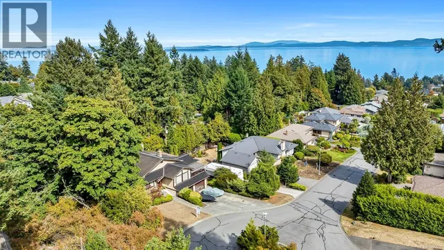 800 SEAMIST PLACE, Saanich 5