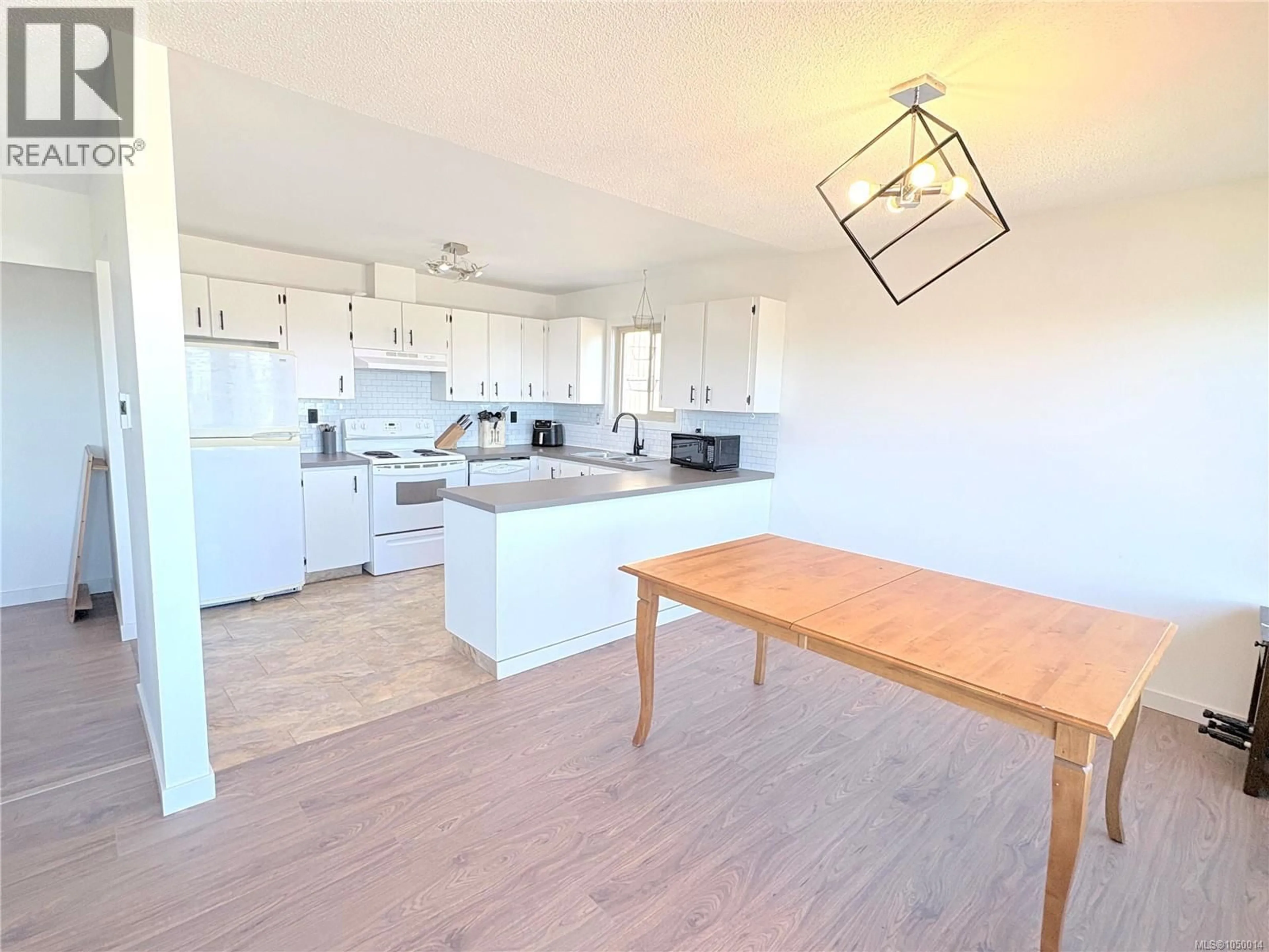 Open concept kitchen, wood/laminate floor for 28 RILEY PLACE, Nanaimo British Columbia V9T5B9