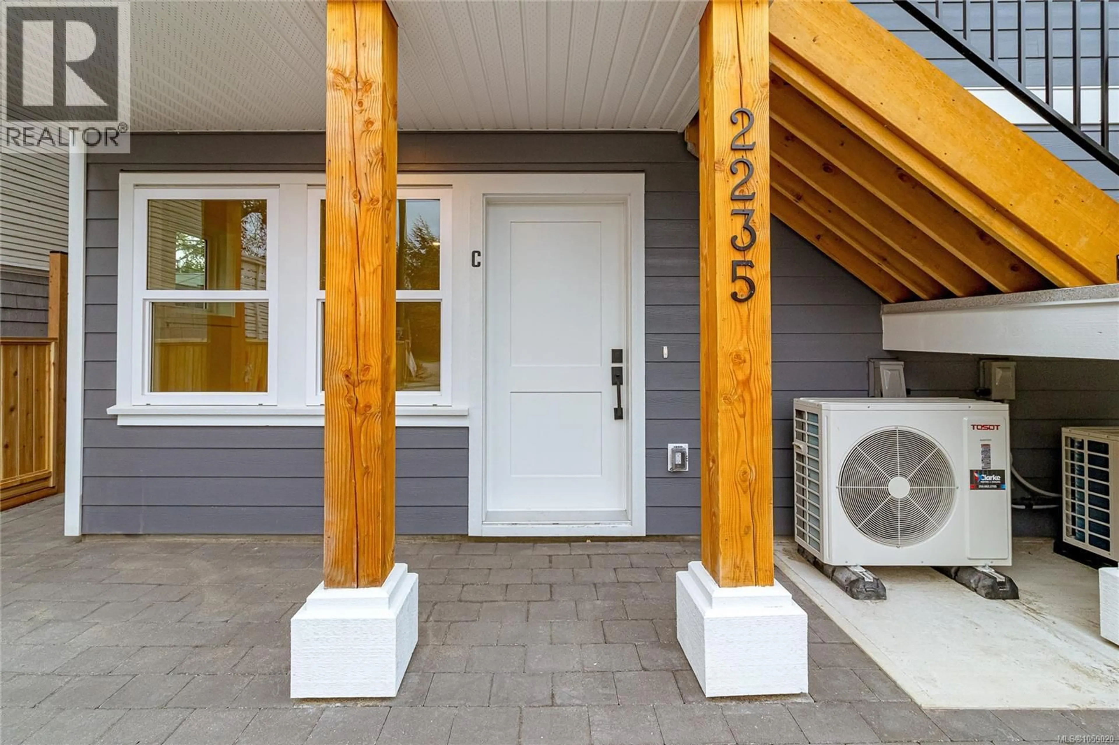 Indoor entryway for C - 2235 SHELBOURNE STREET, Victoria British Columbia V8R4L2