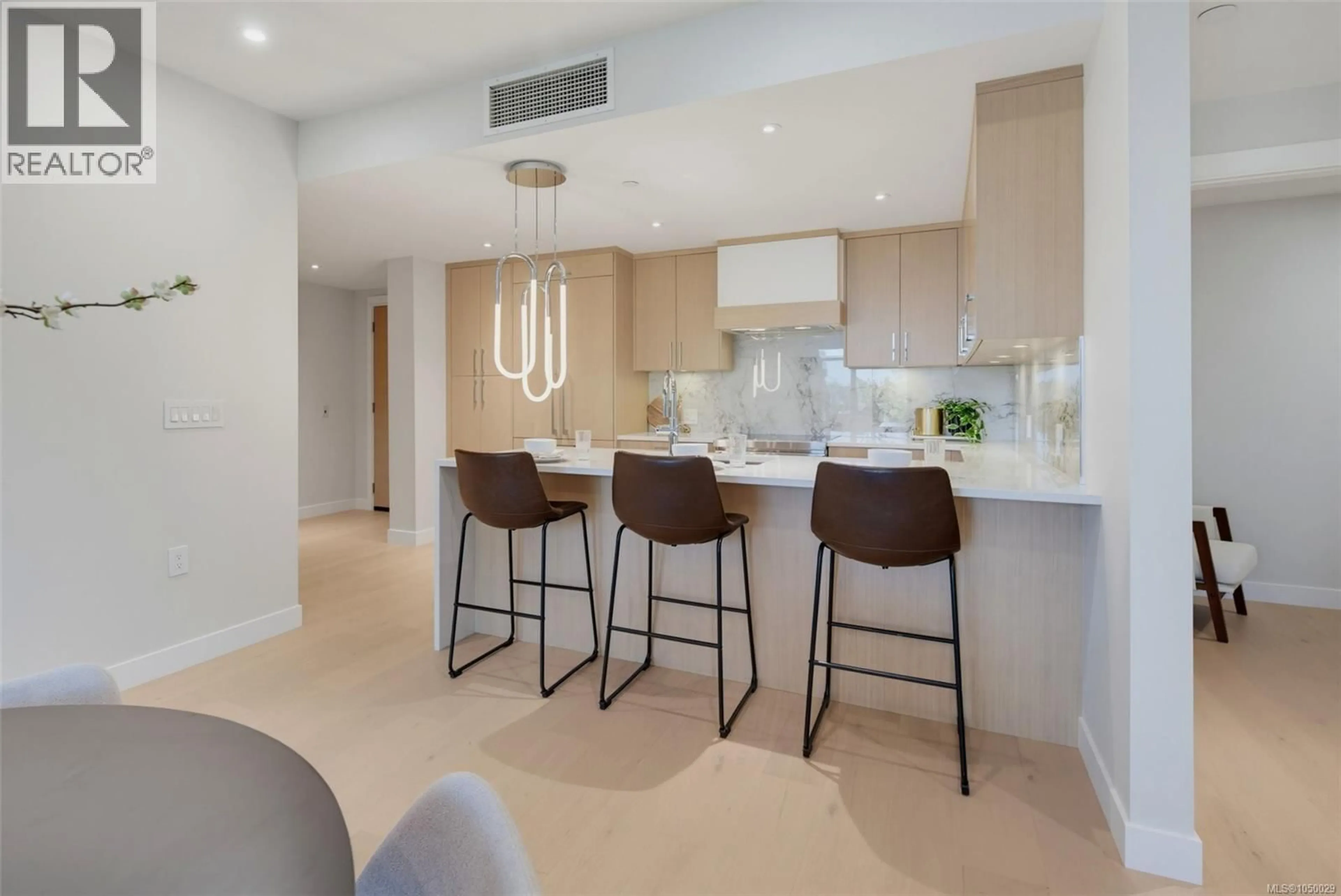 Contemporary kitchen, unknown for 201 - 5229 CORDOVA BAY ROAD, Saanich British Columbia V8Y2L1