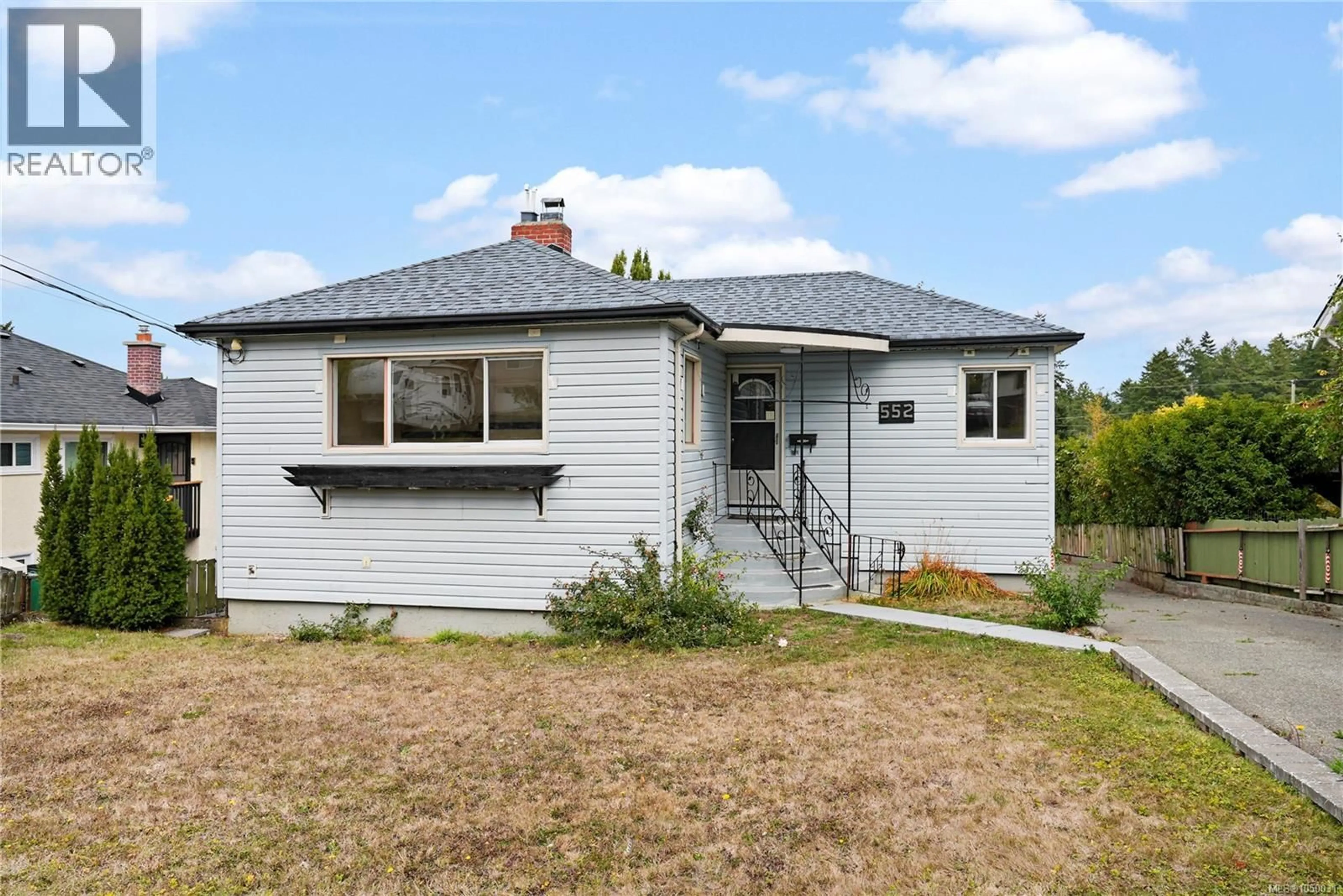 Home with vinyl exterior material, street for 552 DAVIDA AVENUE, Saanich British Columbia V9A2C7