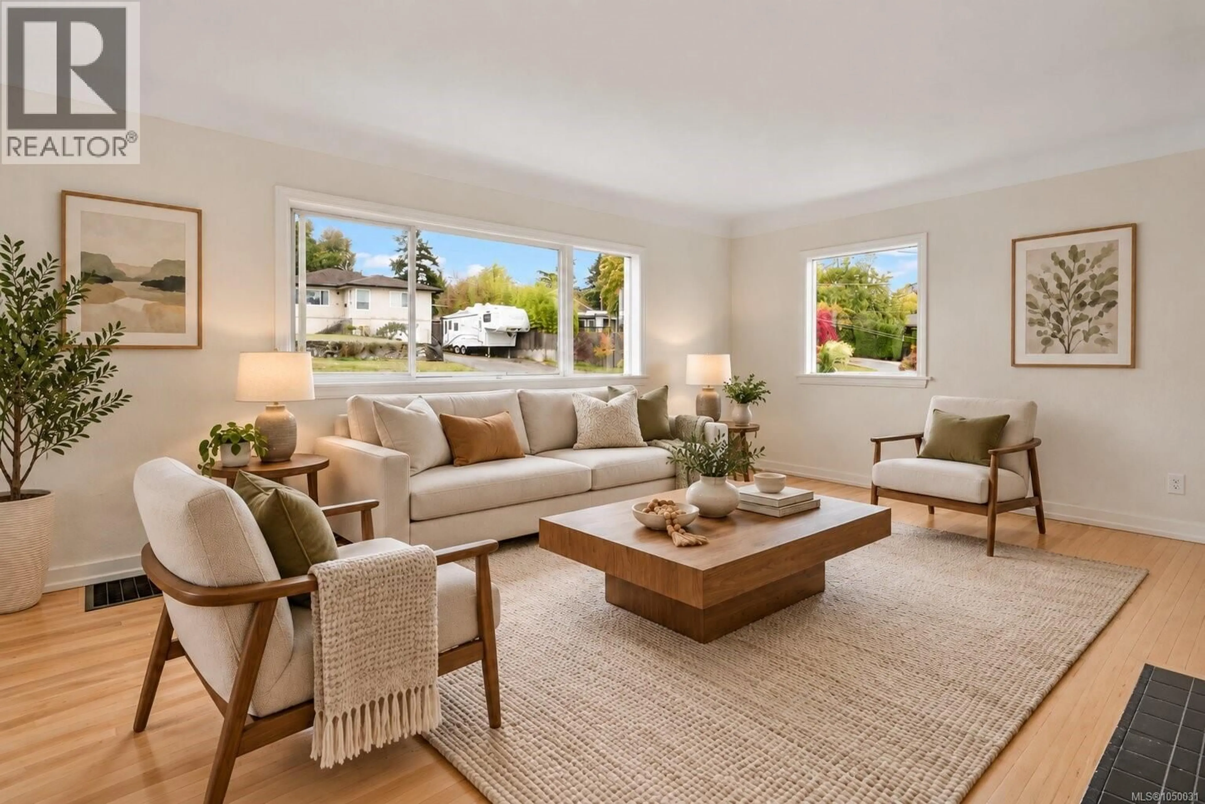 Living room with furniture, unknown for 552 DAVIDA AVENUE, Saanich British Columbia V9A2C7