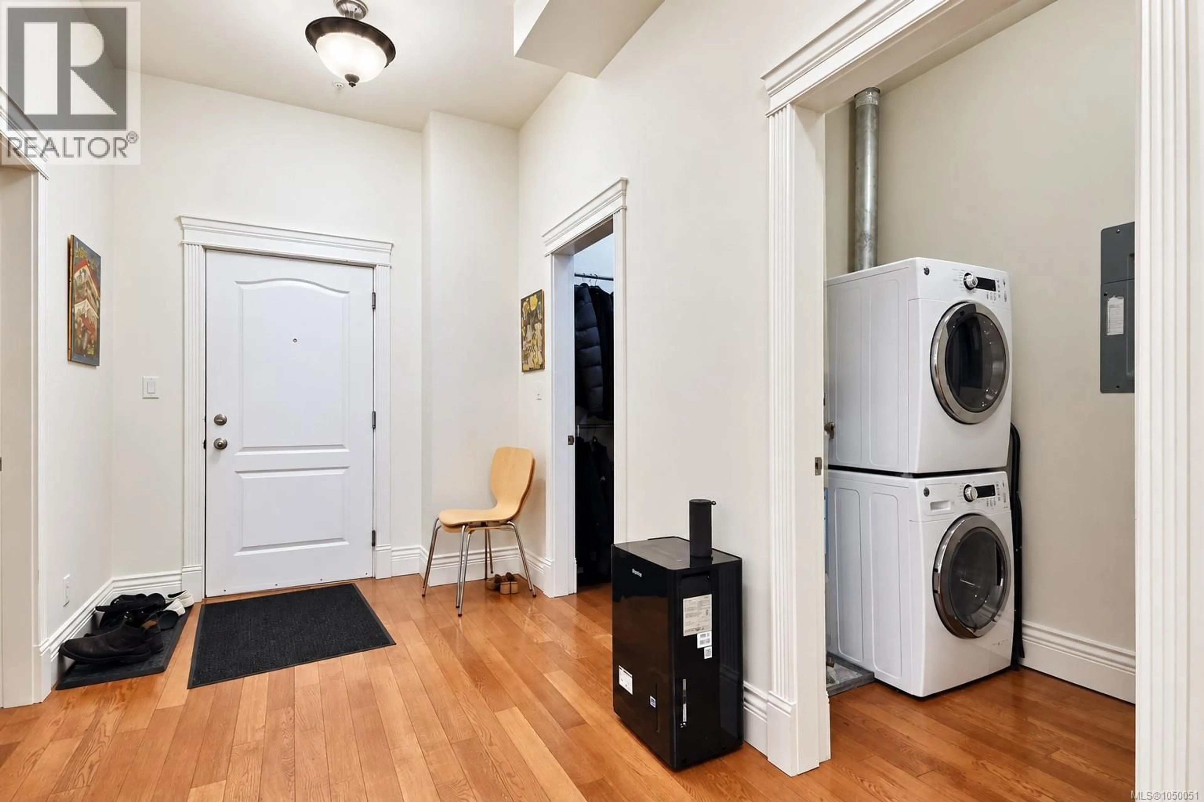 Indoor entryway for 209 - 1602 QUADRA STREET, Victoria British Columbia V8W2L4