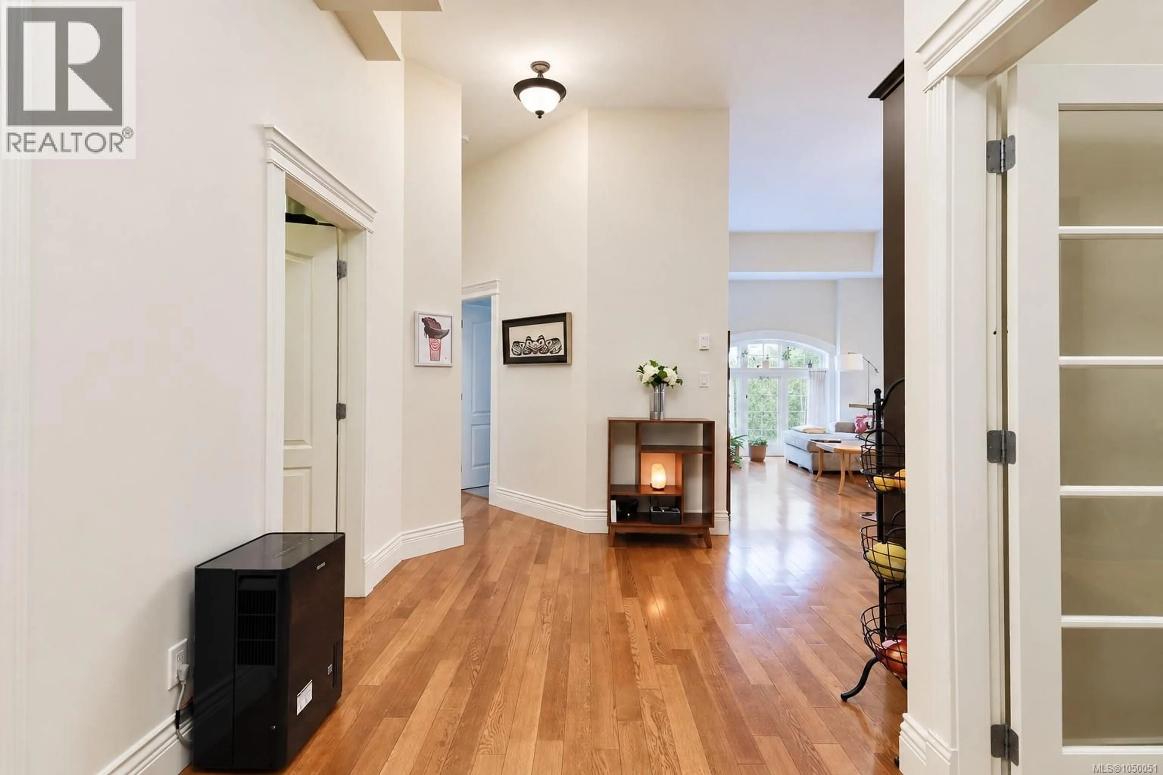 Indoor foyer for 209 - 1602 QUADRA STREET, Victoria British Columbia V8W2L4