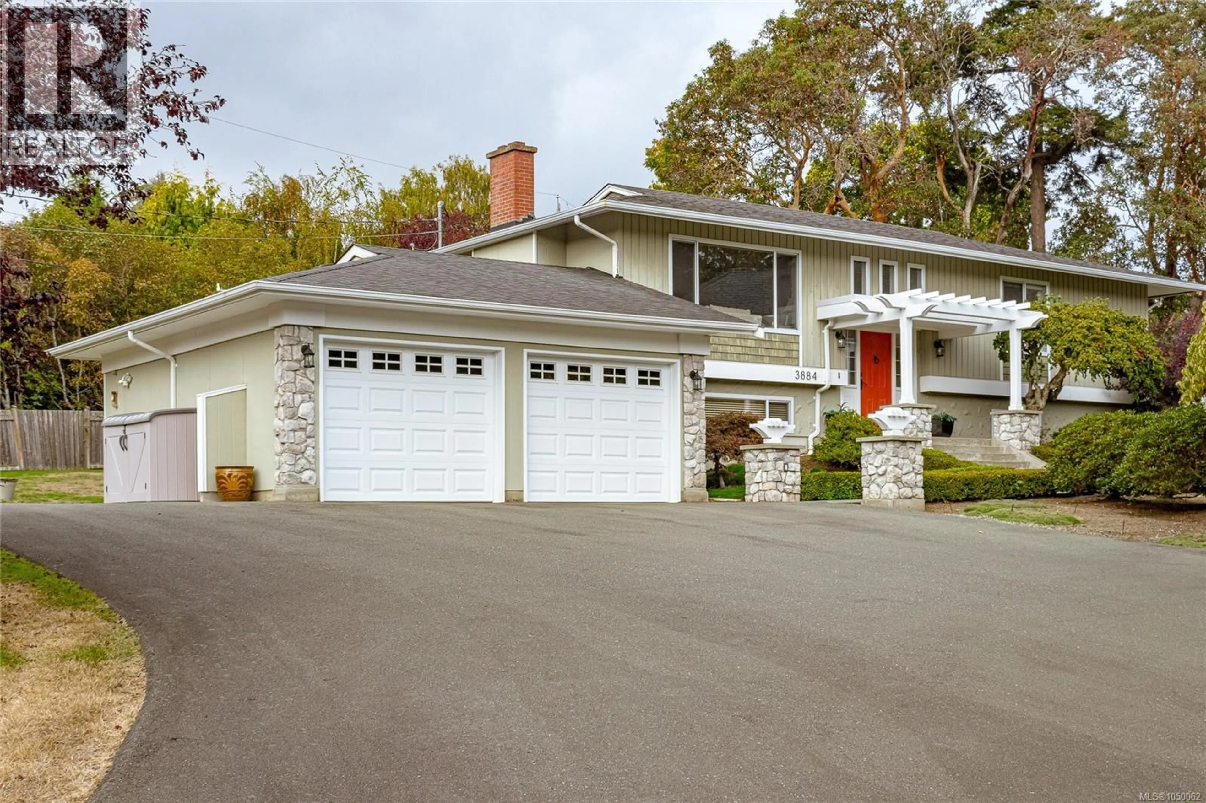 Home with vinyl exterior material, street for 3884 FINNERTY ROAD, Saanich British Columbia V8N4A2