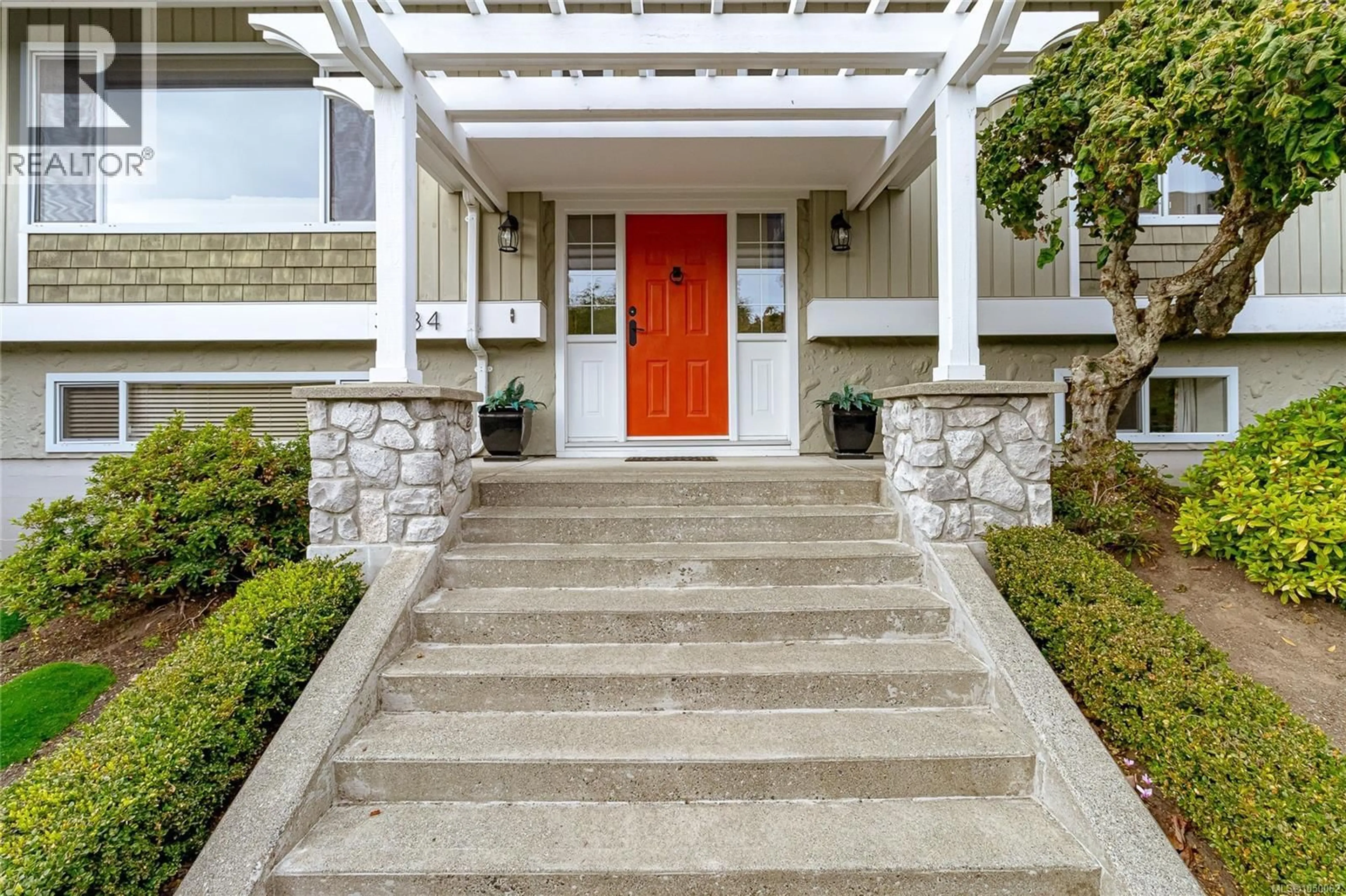 Indoor entryway for 3884 FINNERTY ROAD, Saanich British Columbia V8N4A2