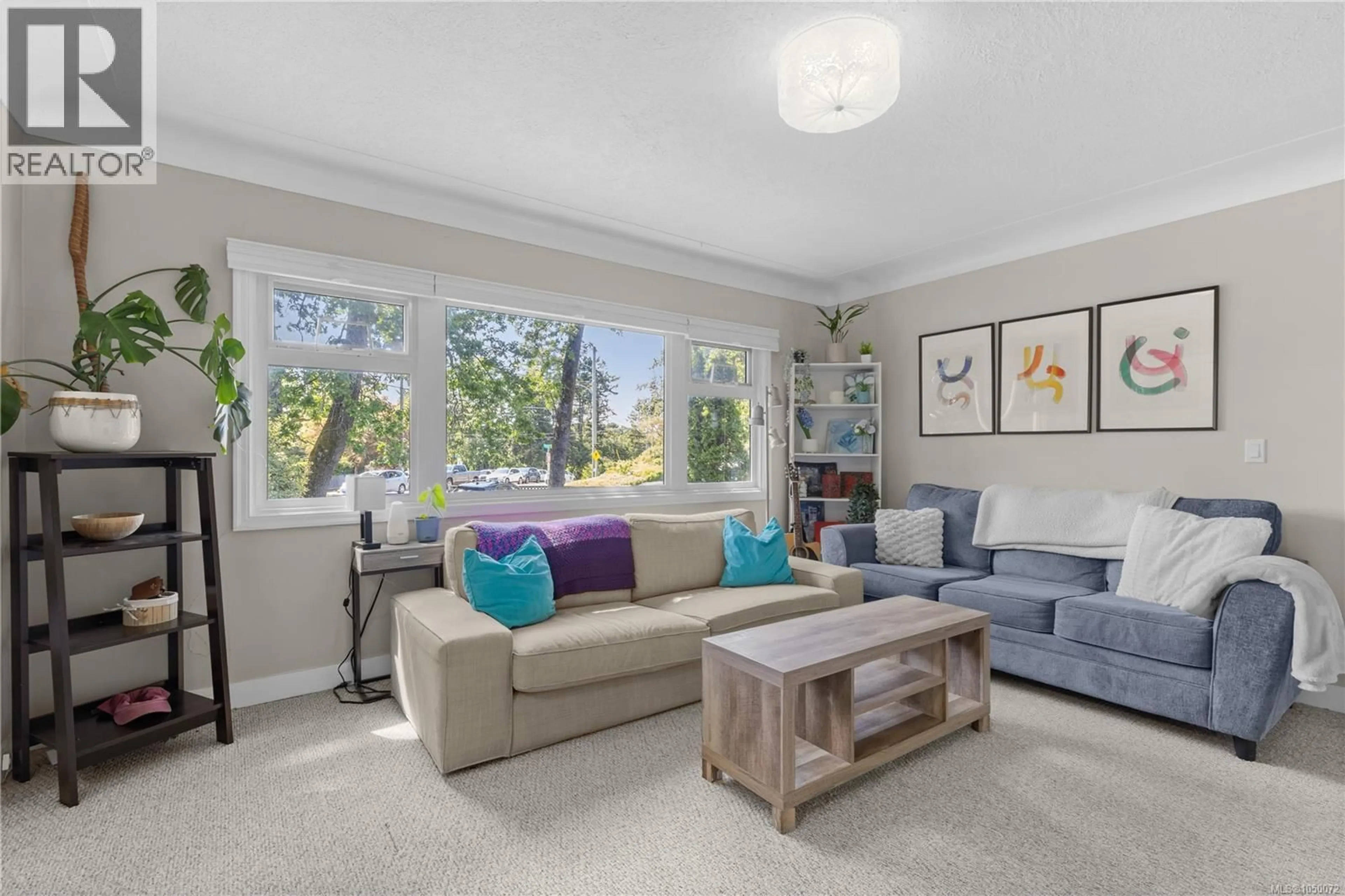 Living room with furniture, unknown for 3959 CEDAR HILL CROSS ROAD, Saanich British Columbia V8P2N8