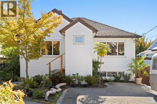 3015 EARL GREY STREET, Saanich