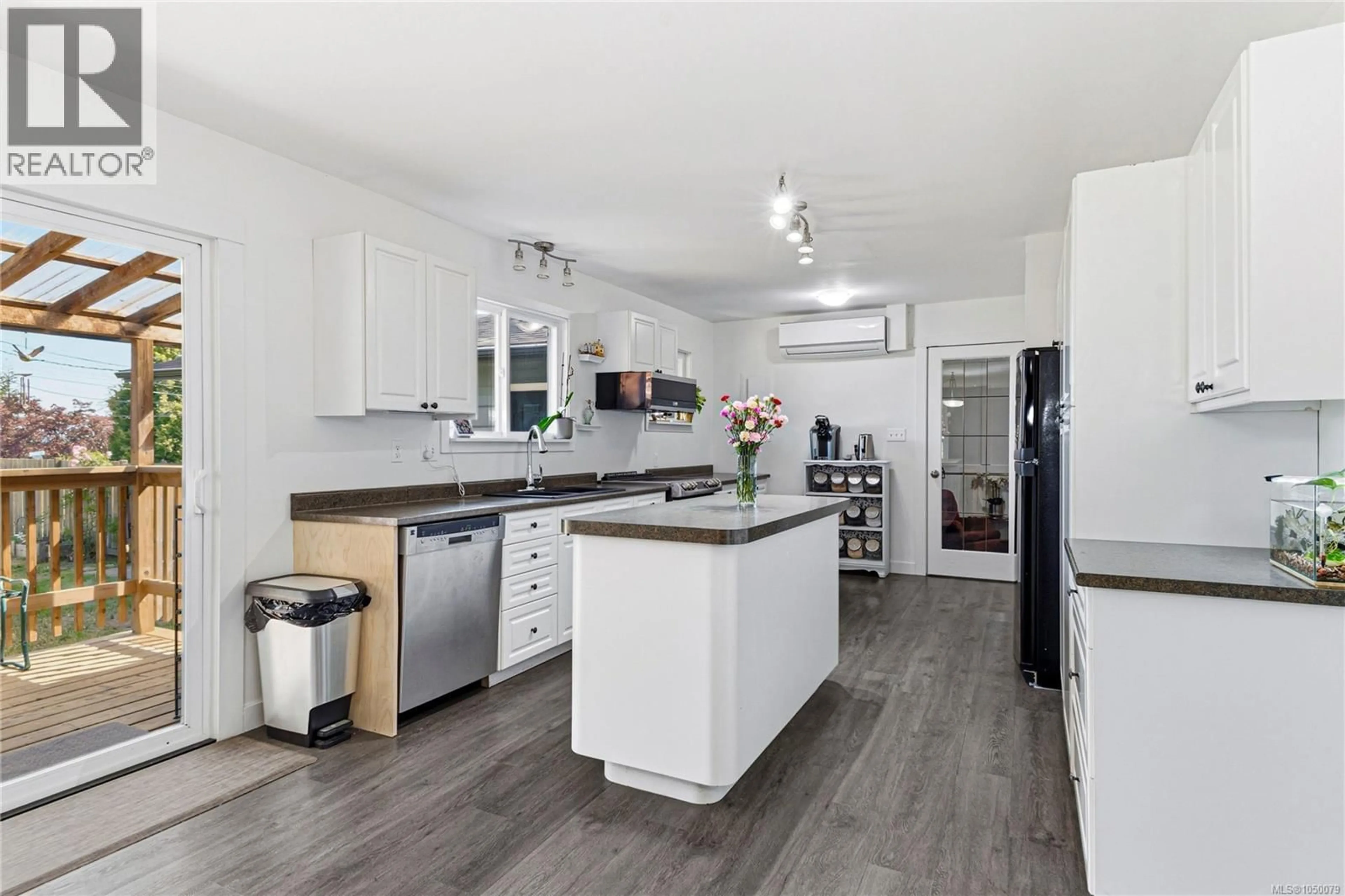 Open concept kitchen, wood/laminate floor for 920 WATSON CRESCENT, Campbell River British Columbia V9W5N4