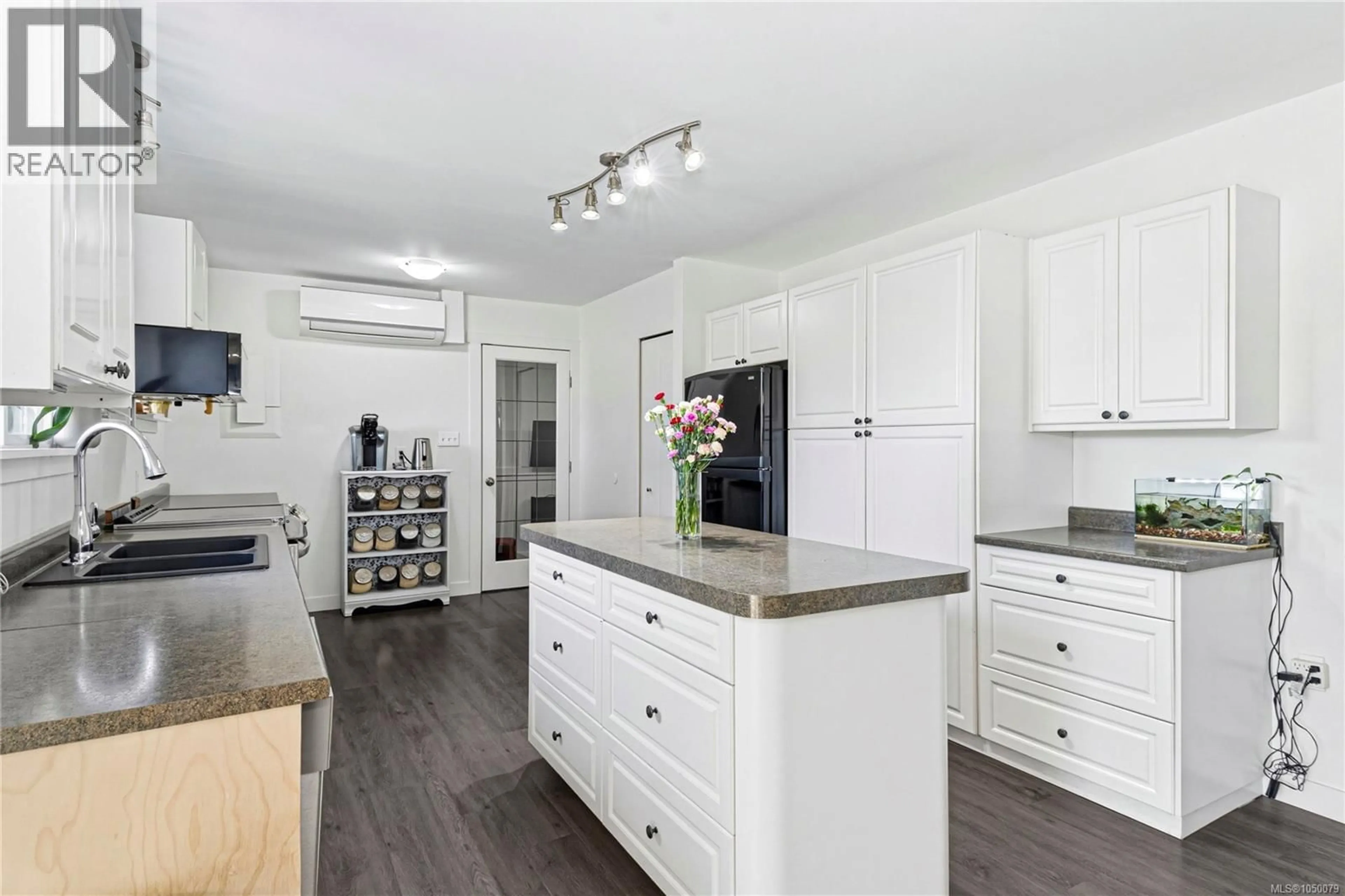 Open concept kitchen, unknown for 920 WATSON CRESCENT, Campbell River British Columbia V9W5N4