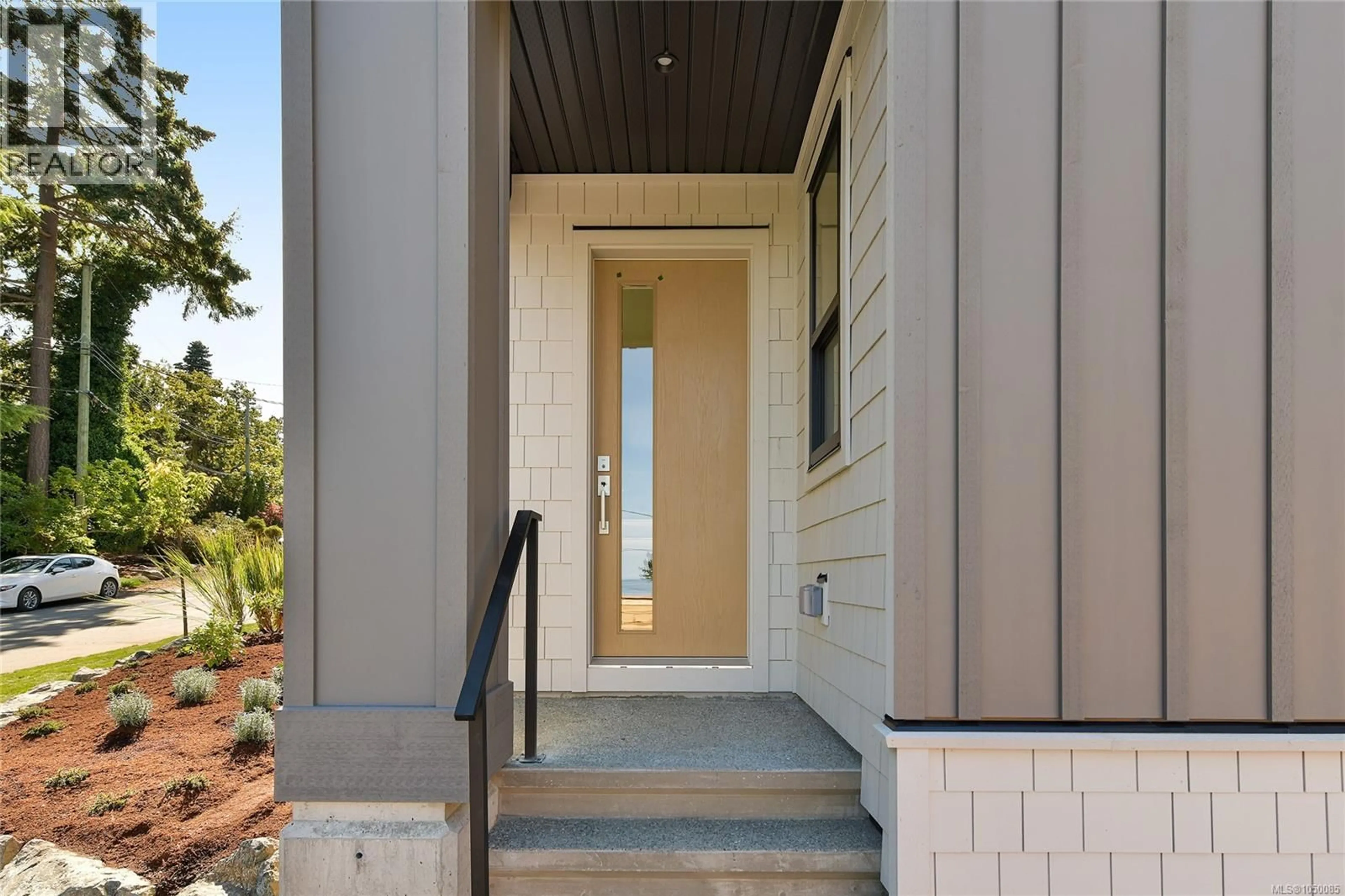 Indoor entryway for 1 - 4430 SHORE WAY, Saanich British Columbia V8N3T9