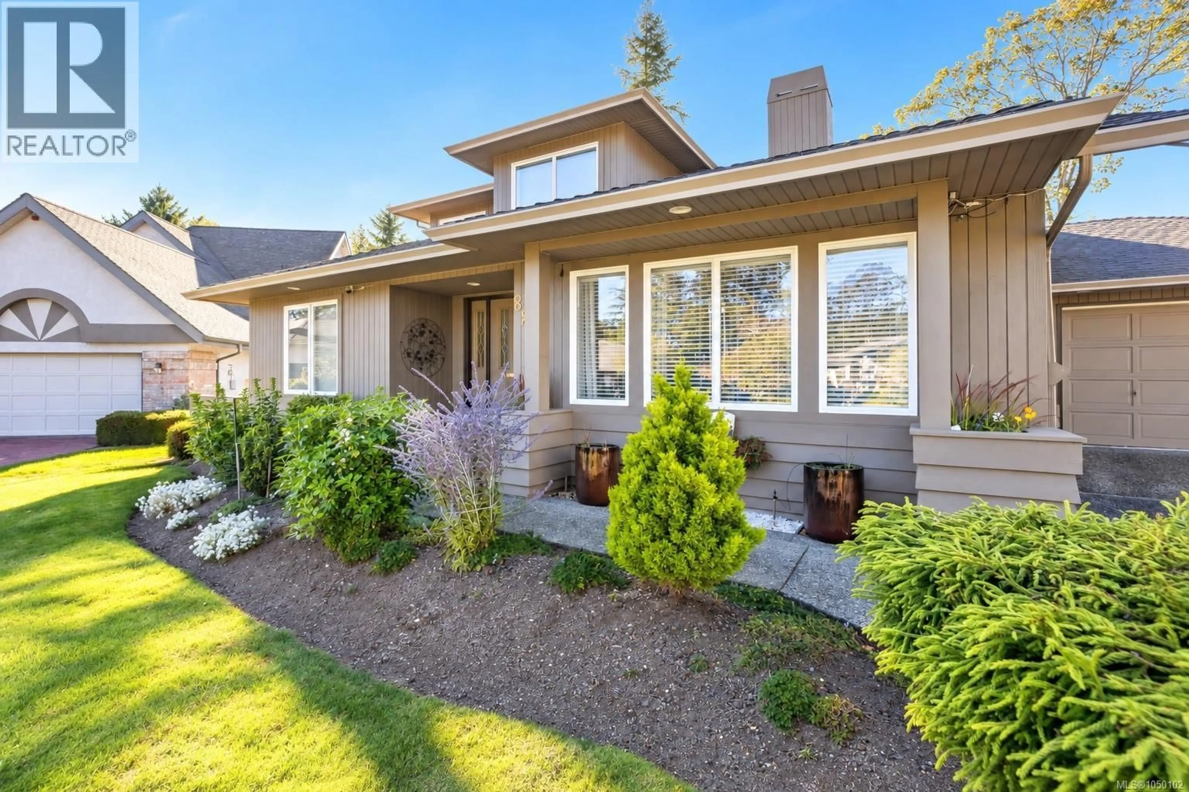 Home with vinyl exterior material, street for 887 KENTWOOD LANE, Saanich British Columbia V8Y3C6
