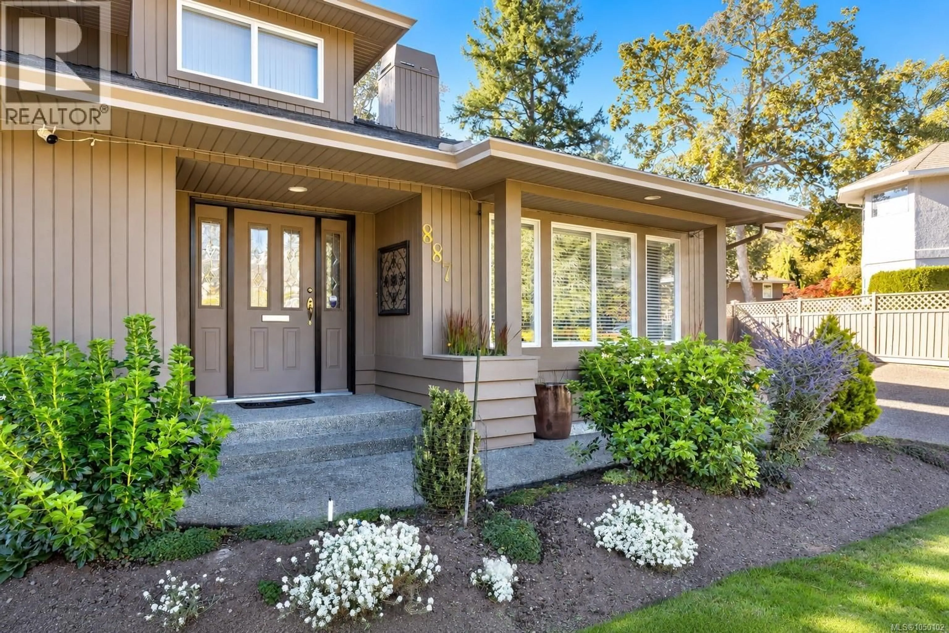 Home with vinyl exterior material, street for 887 KENTWOOD LANE, Saanich British Columbia V8Y3C6