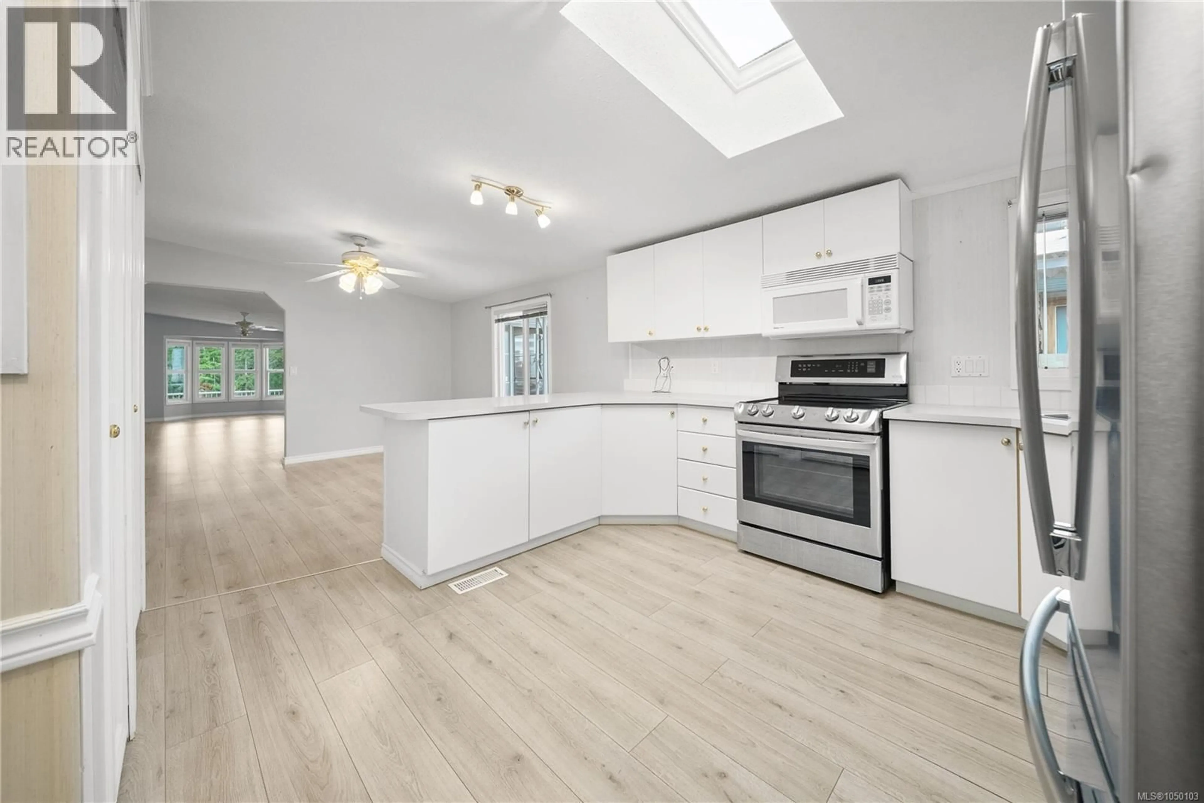 Open concept kitchen, unknown for 1018 COLLIER CRESCENT, Nanaimo British Columbia V9R6K6