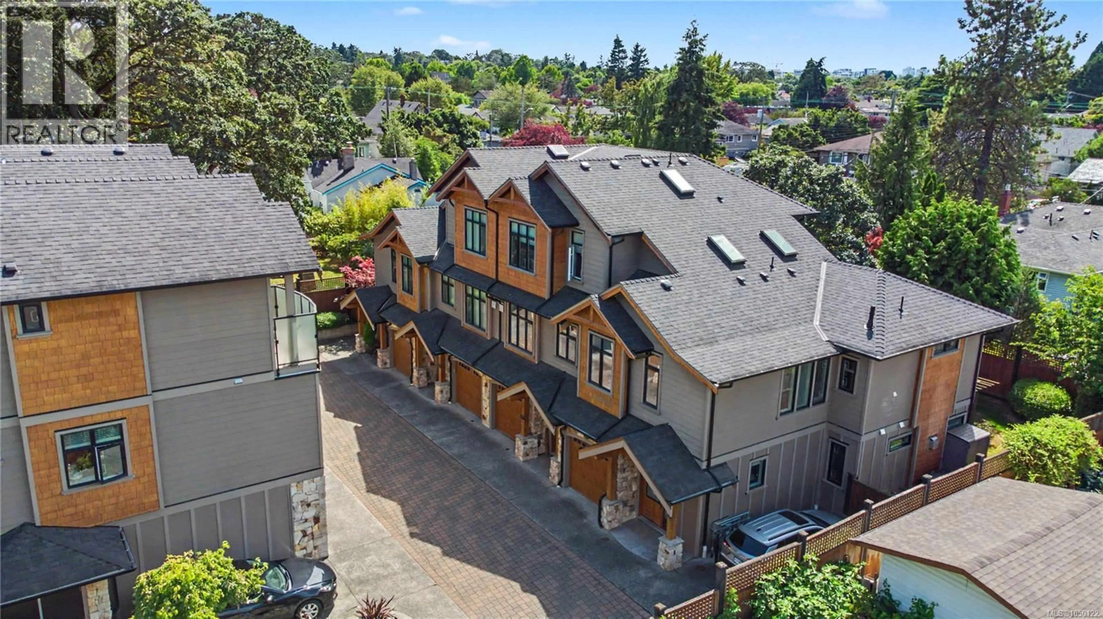 A pic from outside/outdoor area/front of a property/back of a property/a pic from drone, street for 4 - 2622 SHELBOURNE STREET, Victoria British Columbia V8R4L9