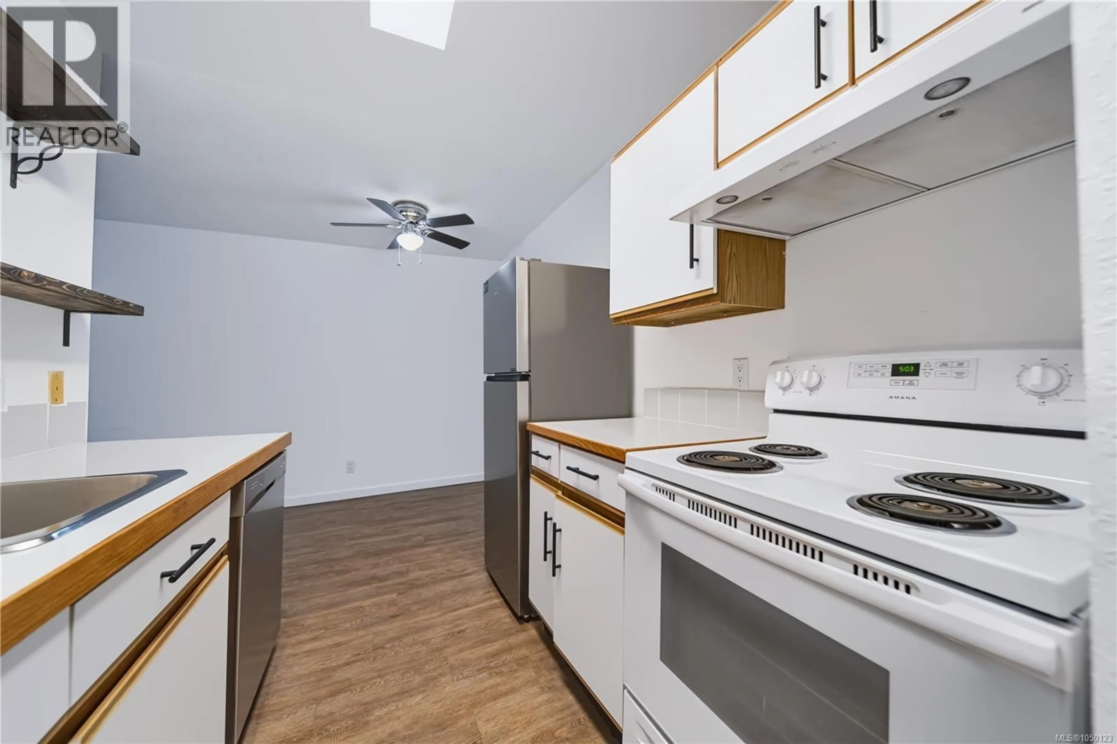 Standard kitchen, wood/laminate floor for 202 - 1600 DUFFERIN CRESCENT, Nanaimo British Columbia V9S5N2