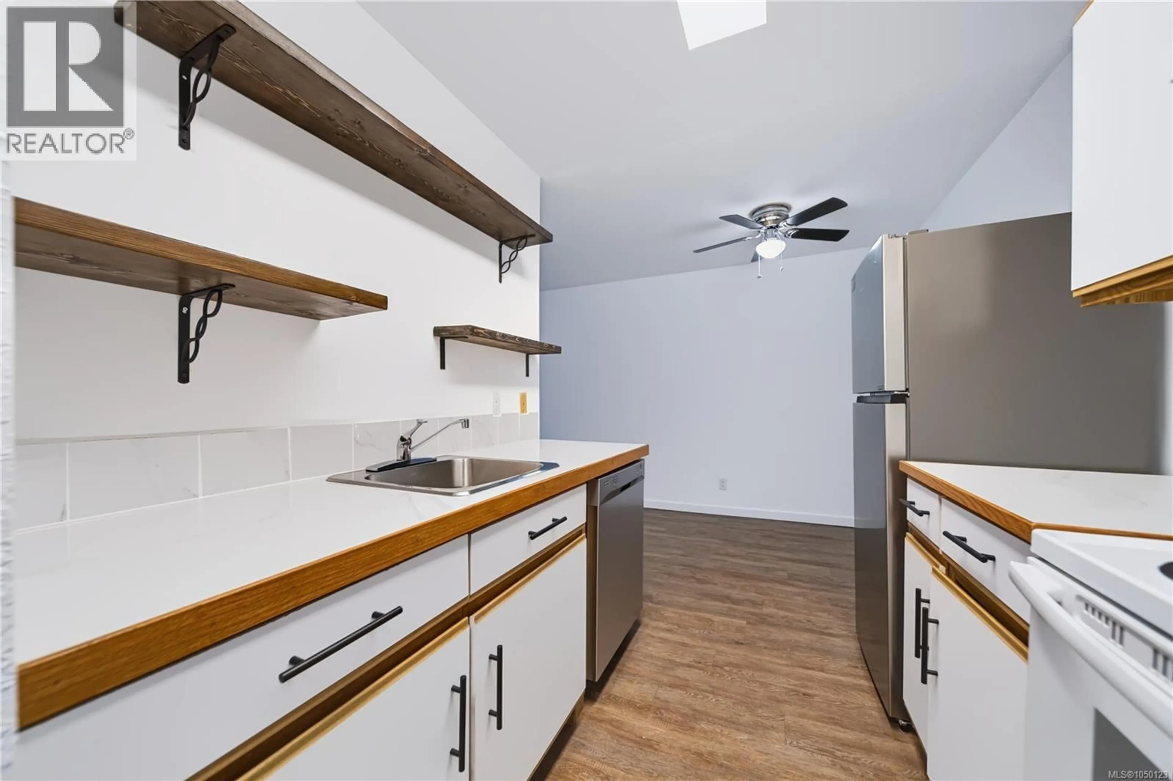 Standard kitchen, unknown for 202 - 1600 DUFFERIN CRESCENT, Nanaimo British Columbia V9S5N2