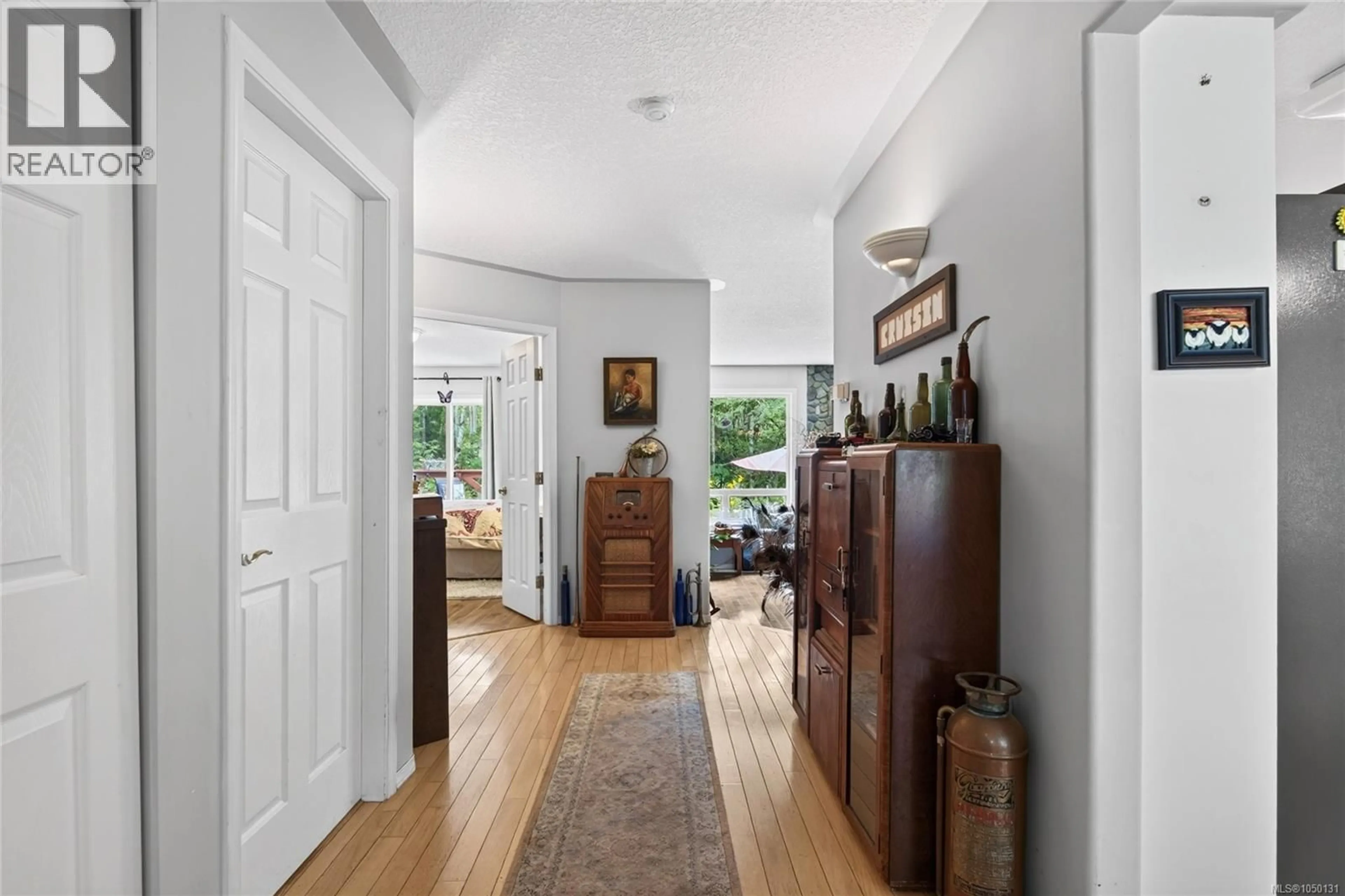 Indoor entryway for 429 HOWES ROAD, Sayward British Columbia V0P1R0