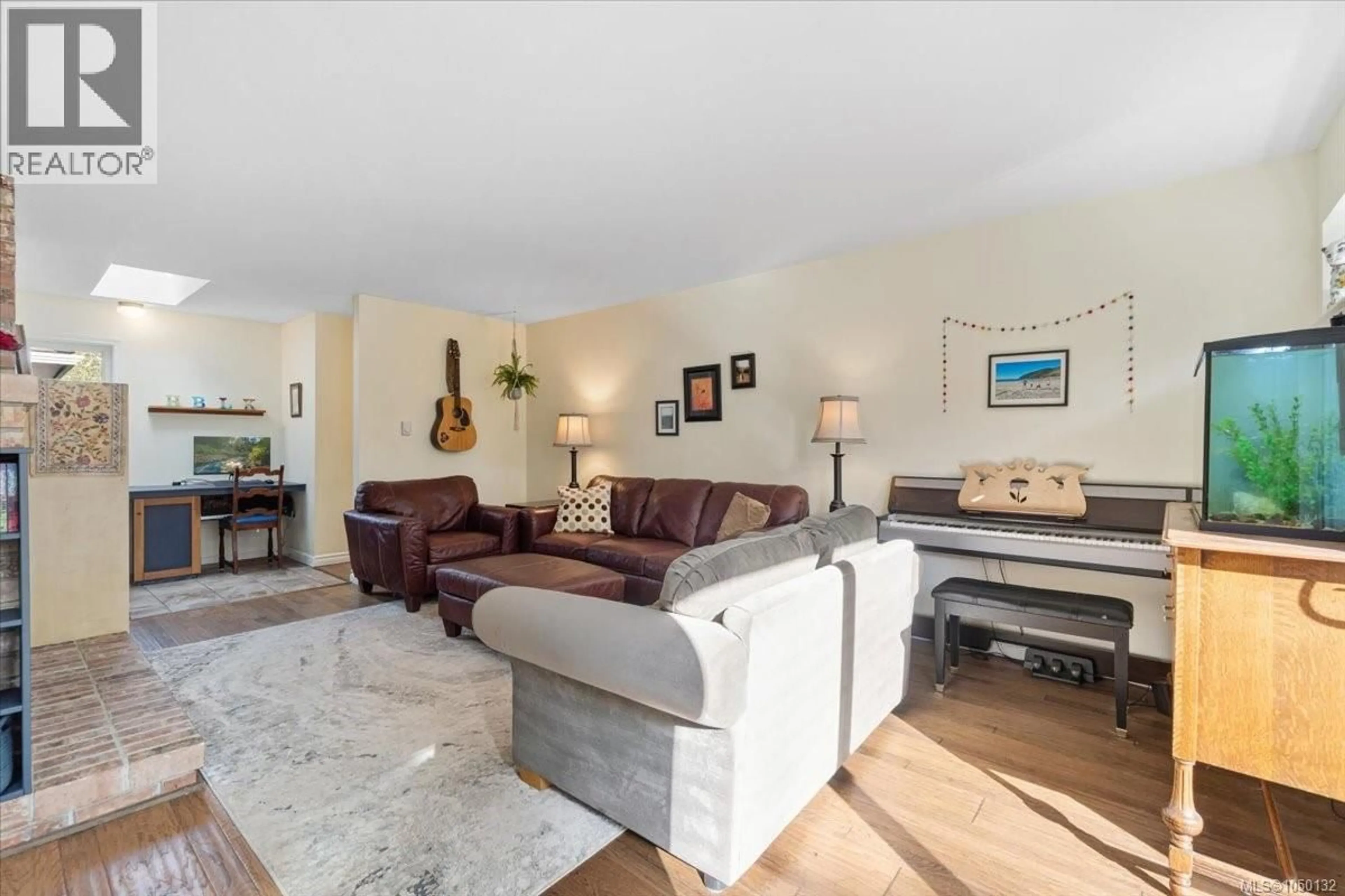 Living room with furniture, unknown for 620 SPRUCE STREET, Qualicum Beach British Columbia V9K1J1