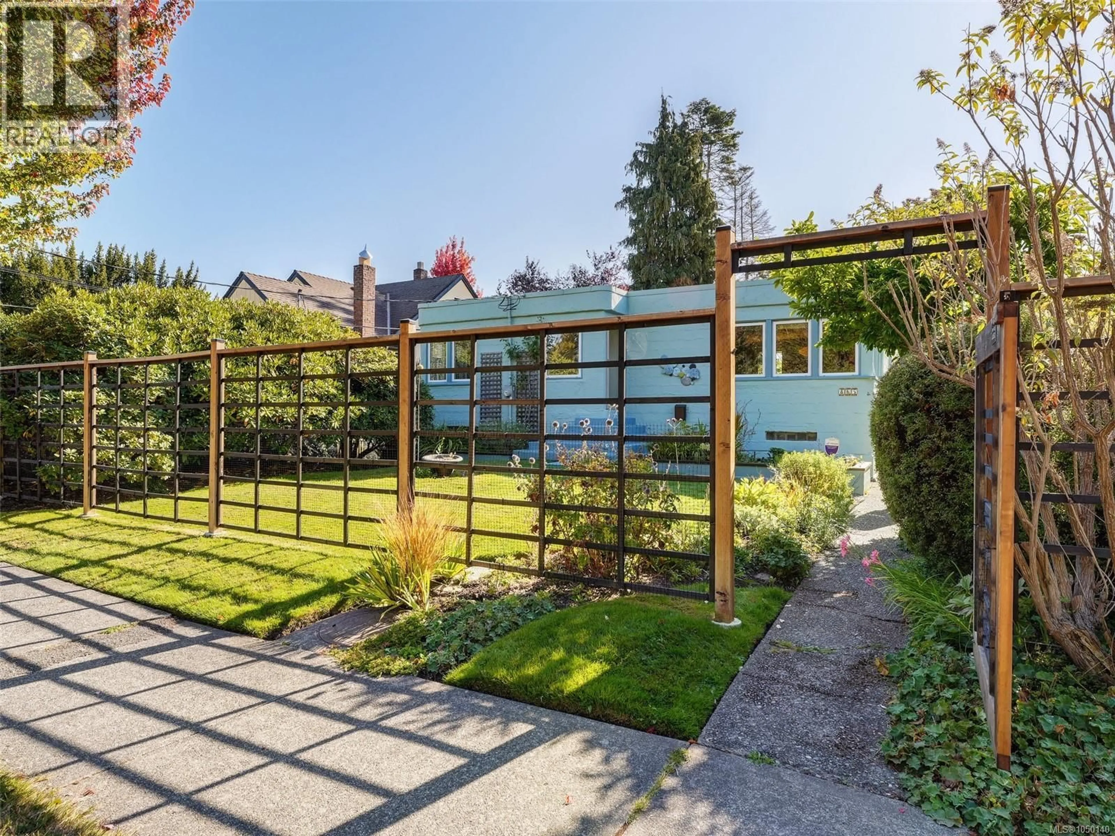 A pic from outside/outdoor area/front of a property/back of a property/a pic from drone, street for 865 BANK STREET, Victoria British Columbia V8S4A8