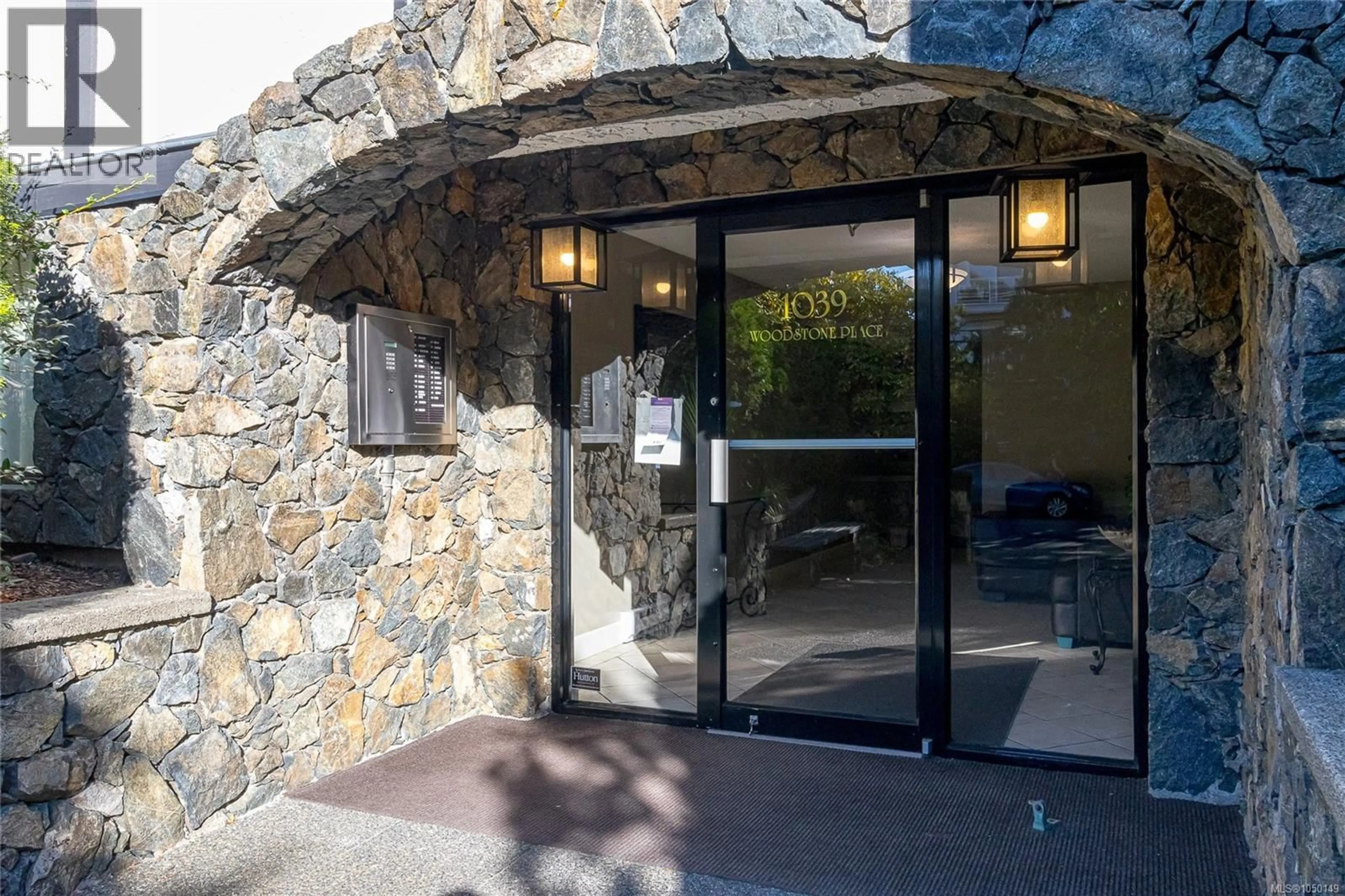 Indoor foyer for 304 - 1039 LINDEN AVENUE, Victoria British Columbia V8V4H4