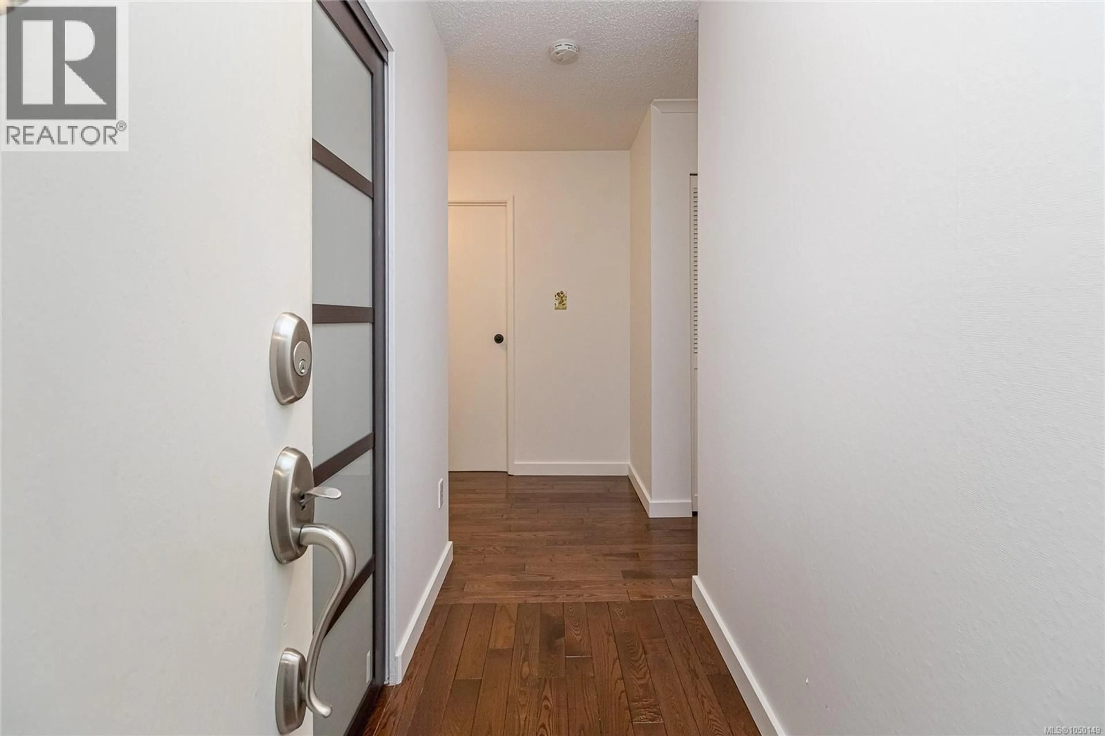 Indoor entryway for 304 - 1039 LINDEN AVENUE, Victoria British Columbia V8V4H4