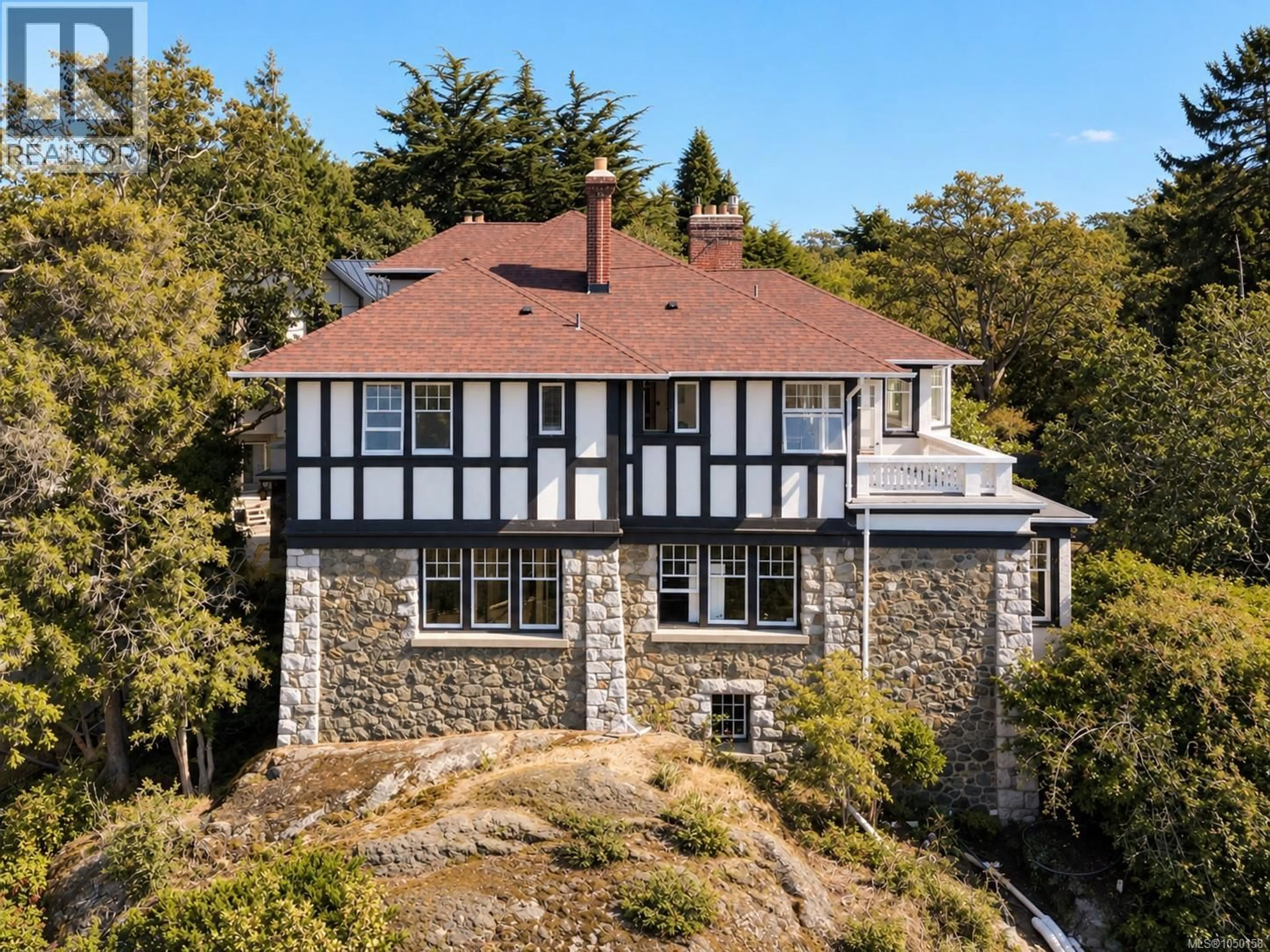 A pic from outside/outdoor area/front of a property/back of a property/a pic from drone, unknown for 515 FOUL BAY ROAD, Victoria British Columbia V8S4G9