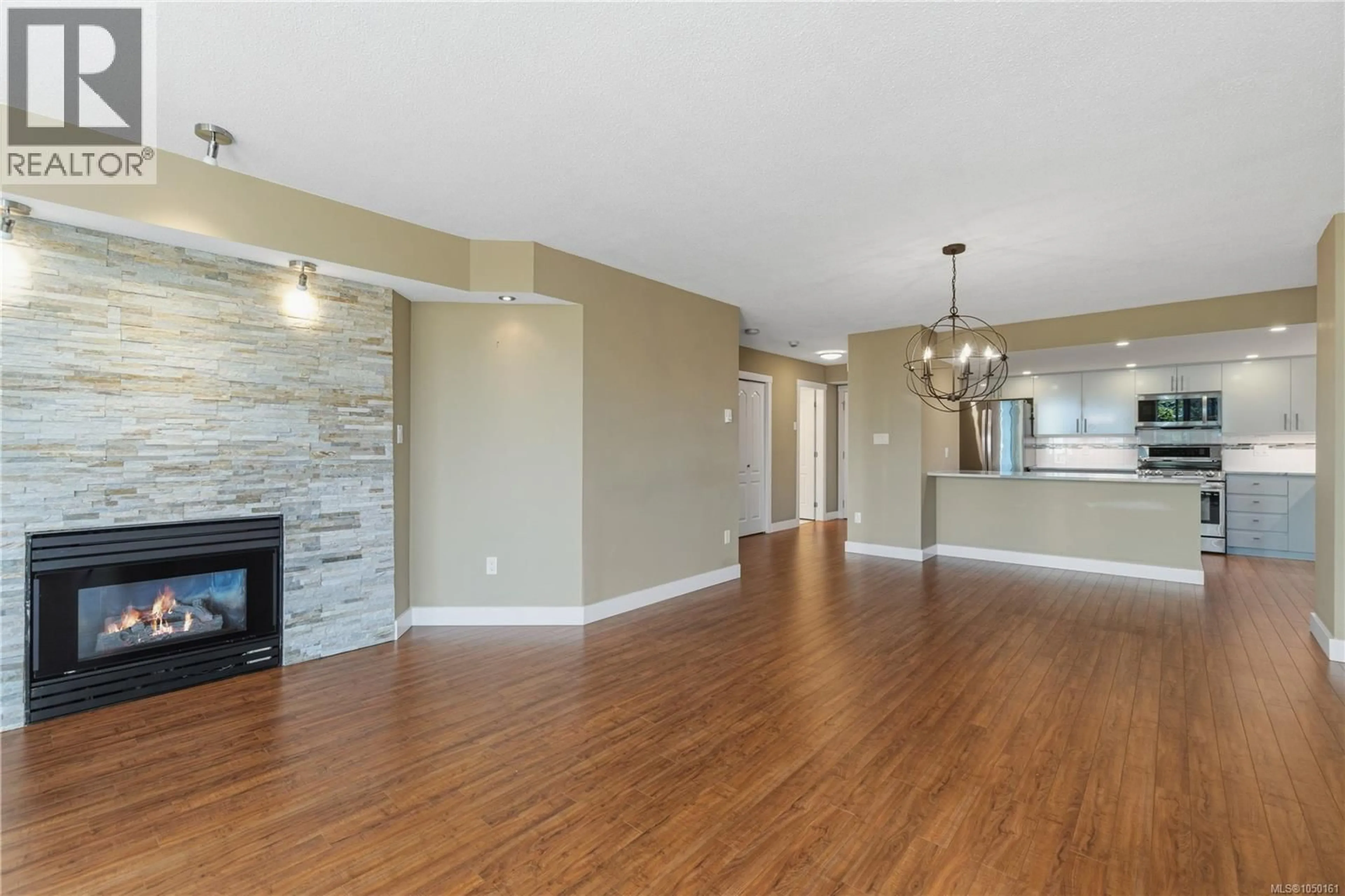 Living room with furniture, wood/laminate floor for 402 - 158 PROMENADE DRIVE, Nanaimo British Columbia V9R6M7