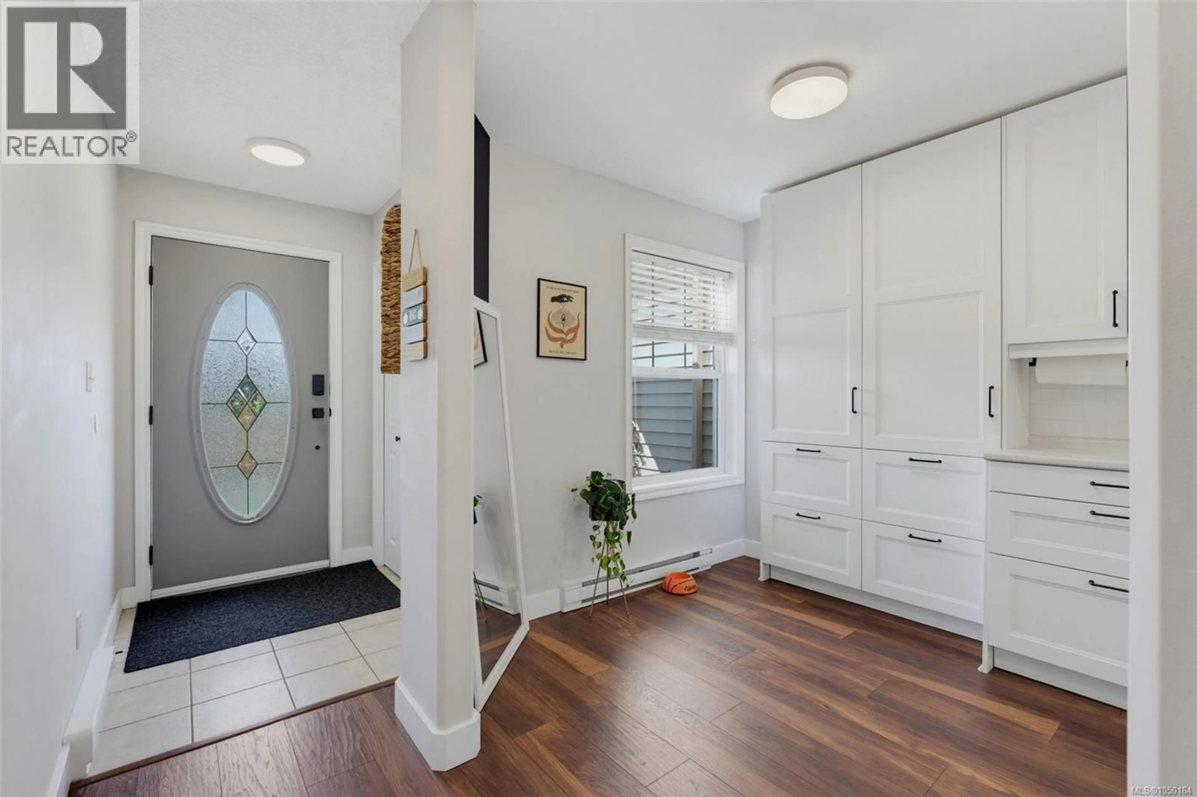 Indoor entryway for 4 - 2563 MILLSTREAM ROAD, Langford British Columbia V9B6N2