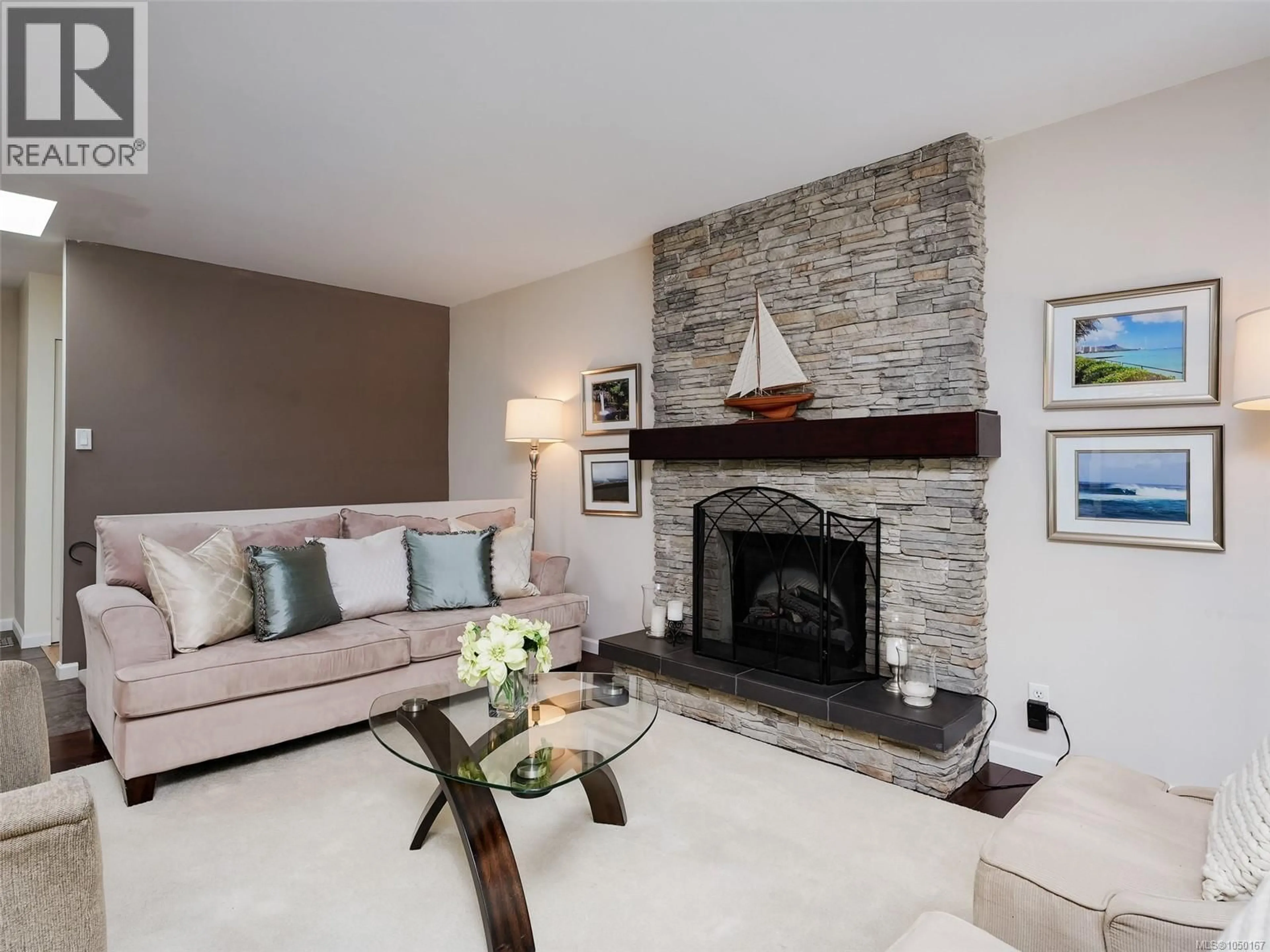 Living room with furniture, unknown for 4290 EASTRIDGE CRESCENT, Saanich British Columbia V8Z6B6