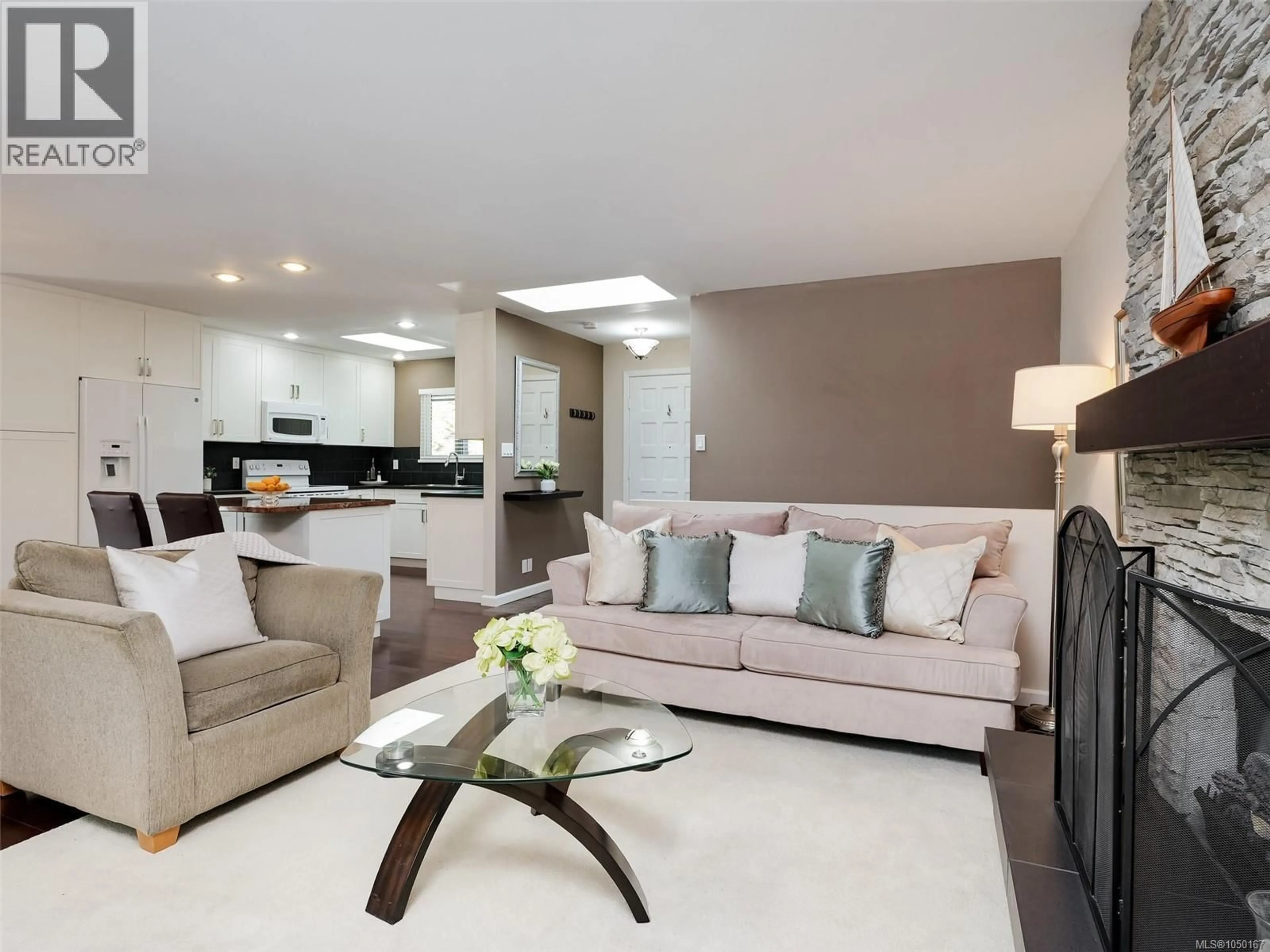 Living room with furniture, unknown for 4290 EASTRIDGE CRESCENT, Saanich British Columbia V8Z6B6