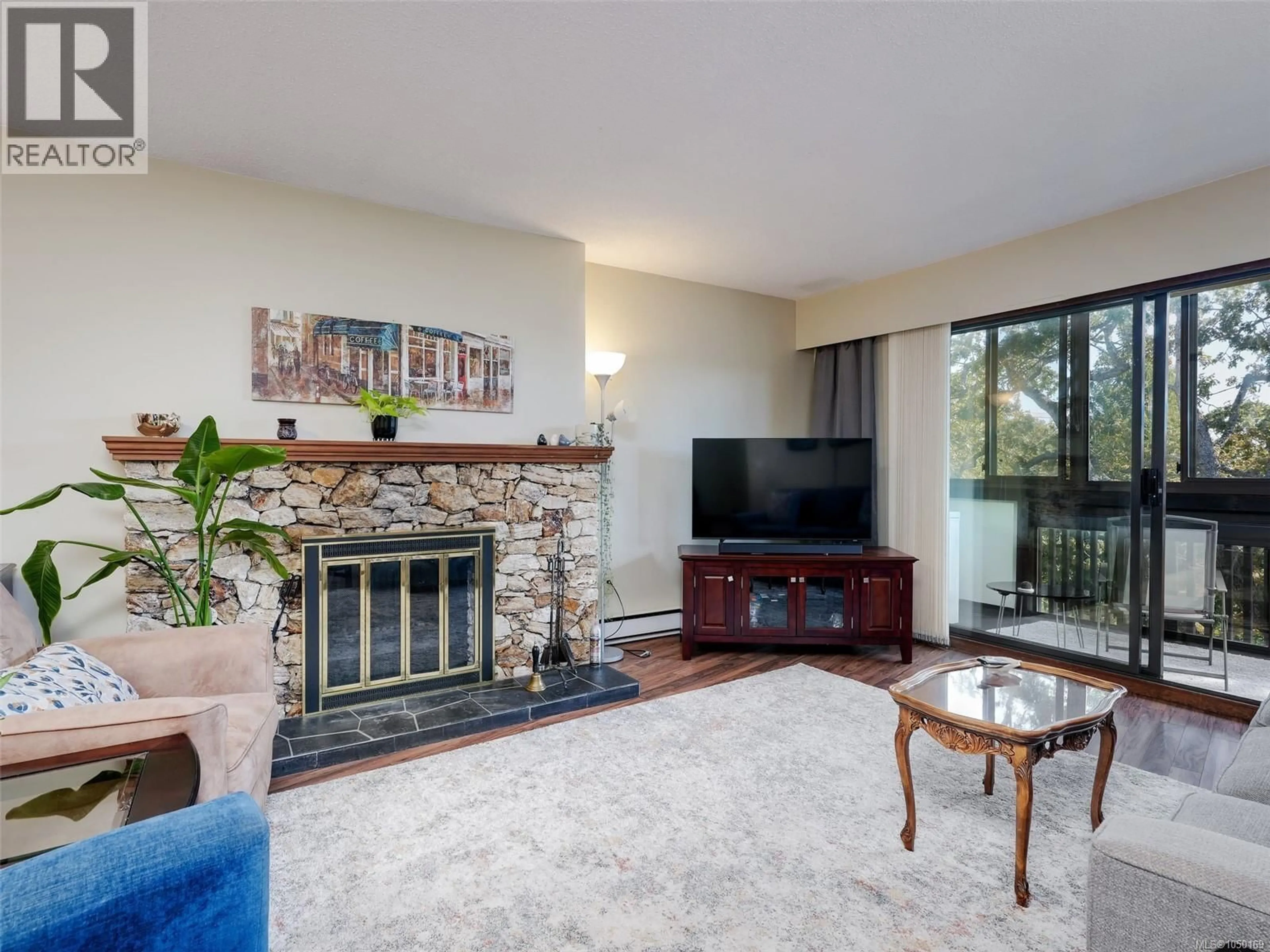 Living room with furniture, unknown for 312 - 3962 CEDAR HILL ROAD, Saanich British Columbia V8N3B8