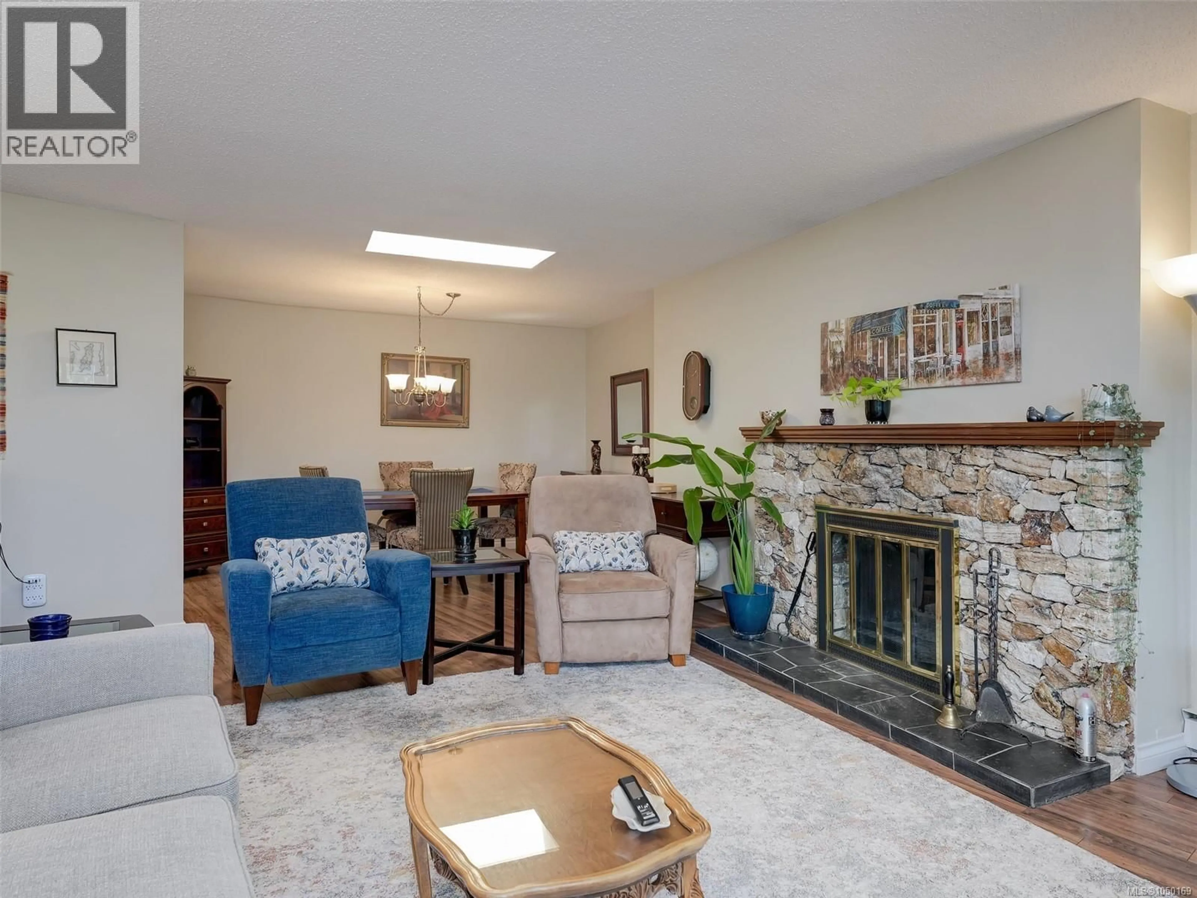 Living room with furniture, unknown for 312 - 3962 CEDAR HILL ROAD, Saanich British Columbia V8N3B8