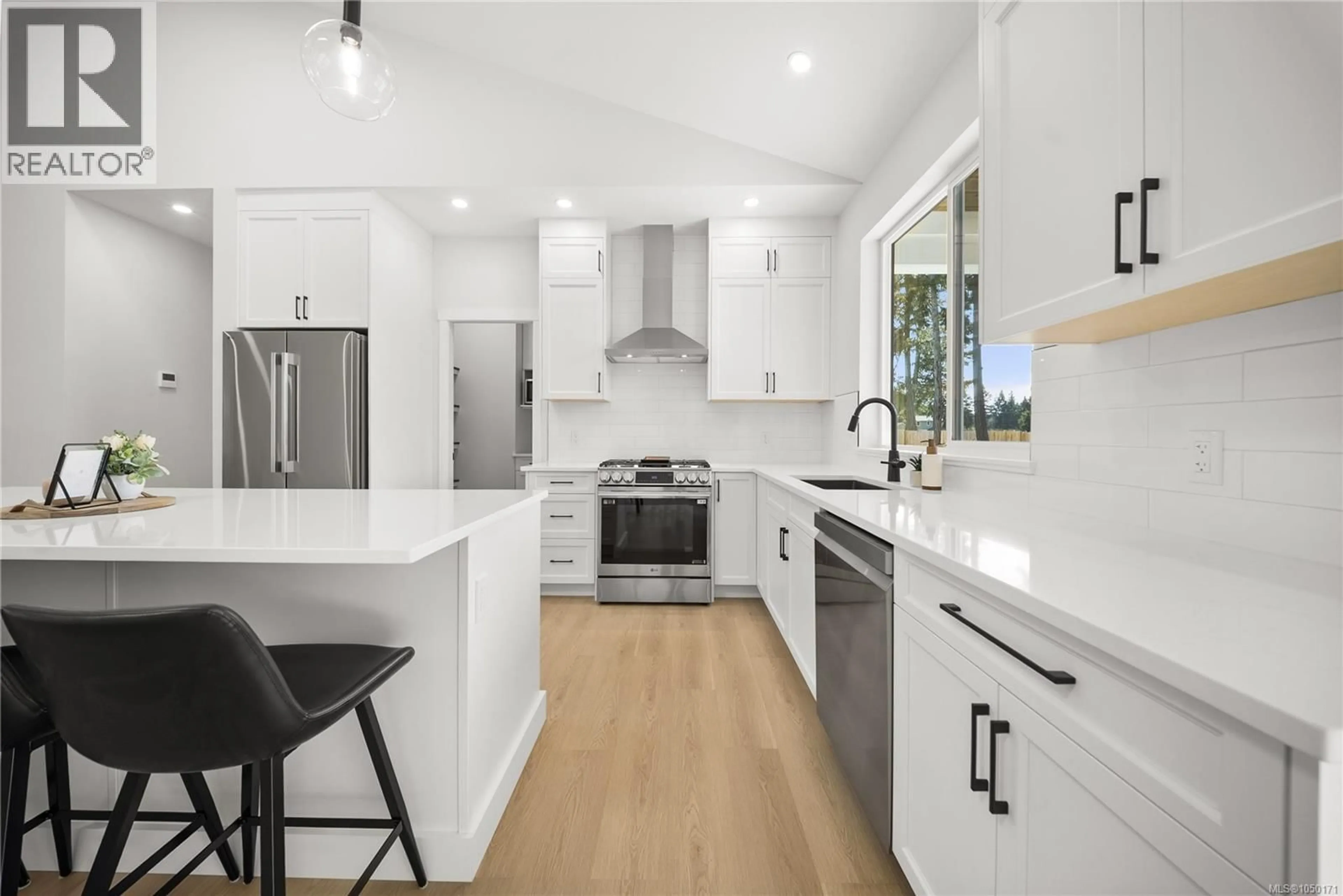 Contemporary kitchen, ceramic/tile floor for 1948 WOOBANK ROAD, Nanaimo British Columbia V9X1H4