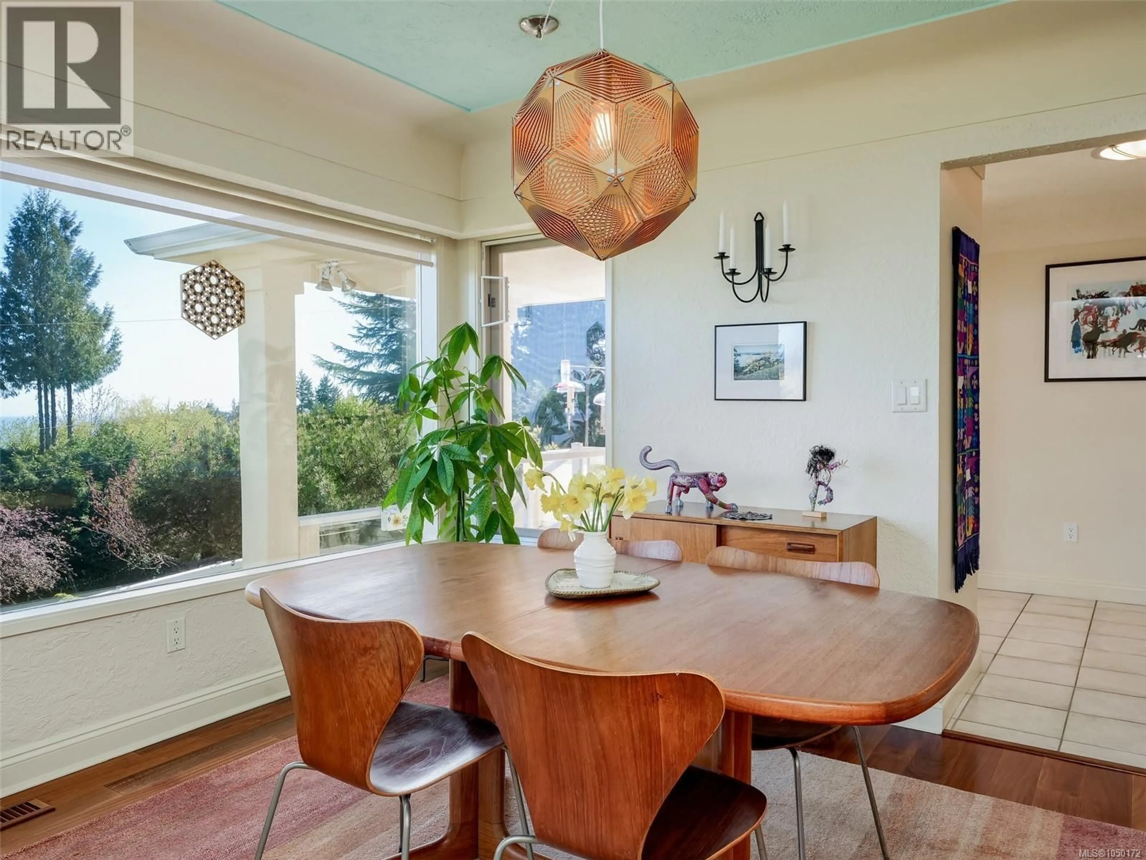 Dining room, wood/laminate floor for 916 CLAREMONT AVENUE, Saanich British Columbia V8Y1K3