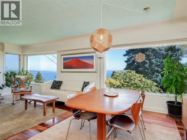 916 CLAREMONT AVENUE, Saanich 5
