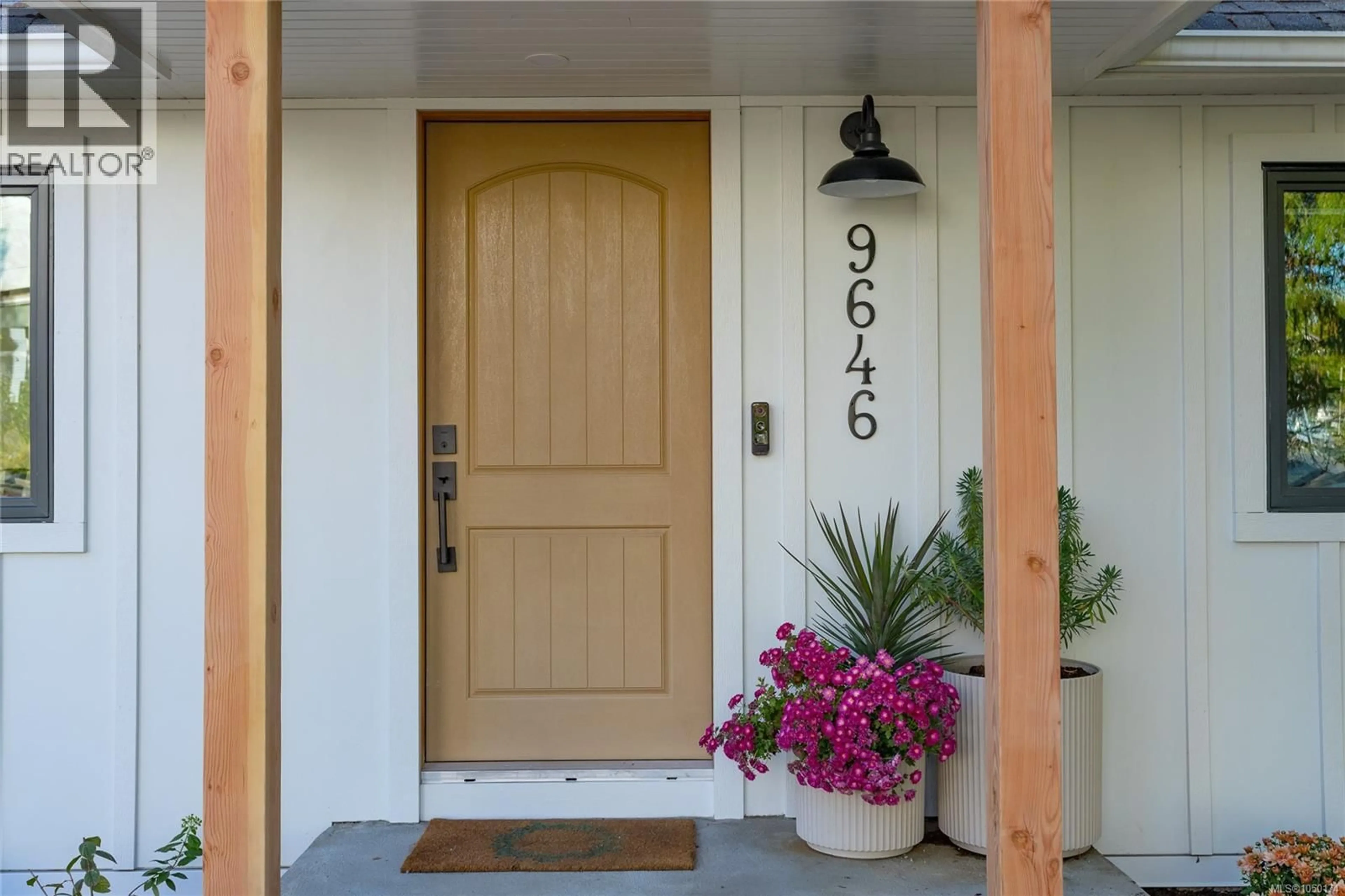 Indoor entryway for 9646 FIFTH STREET, Sidney British Columbia V8L2W6