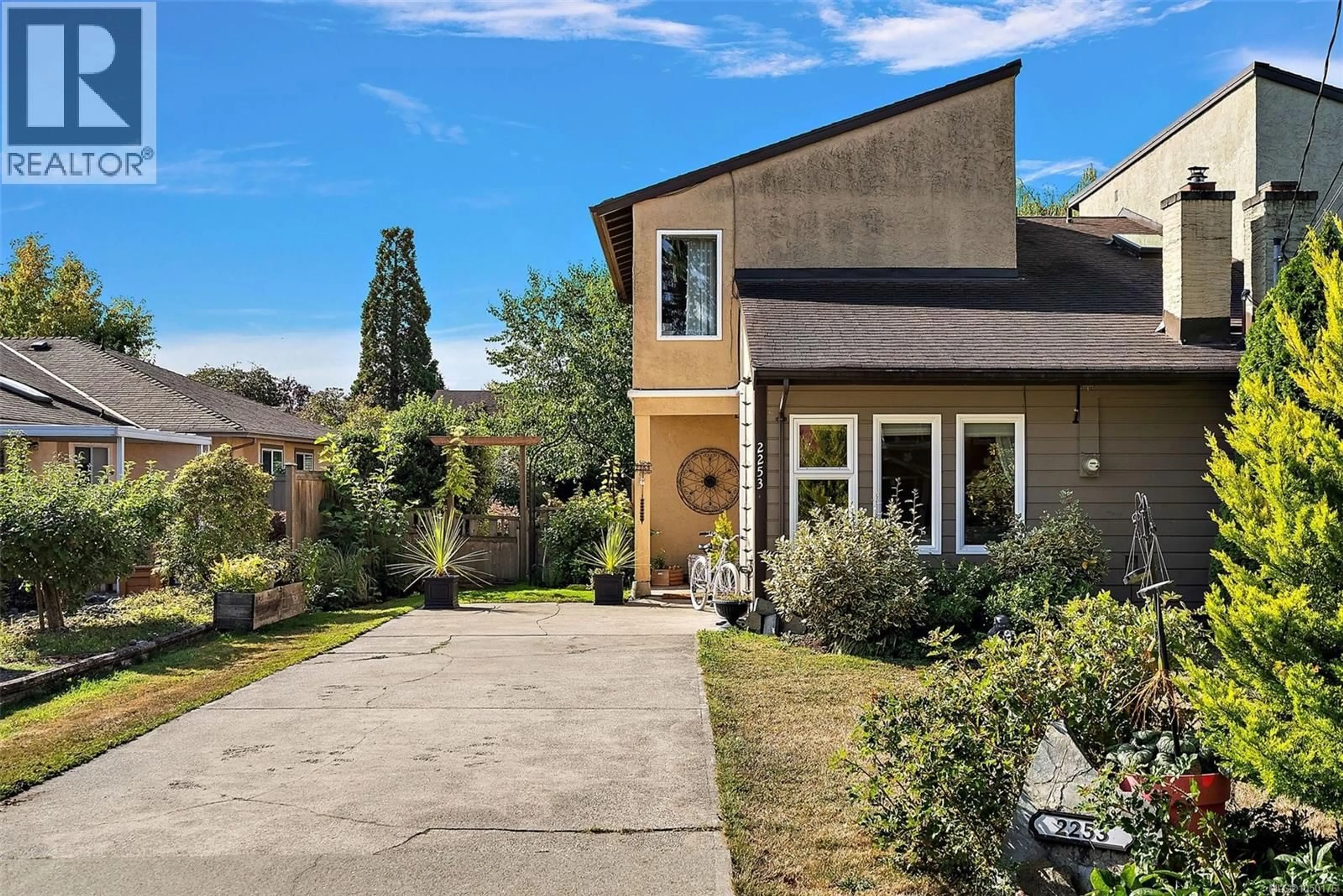 Patio, street for 2253 MALAVIEW AVENUE, Sidney British Columbia V8L2E6