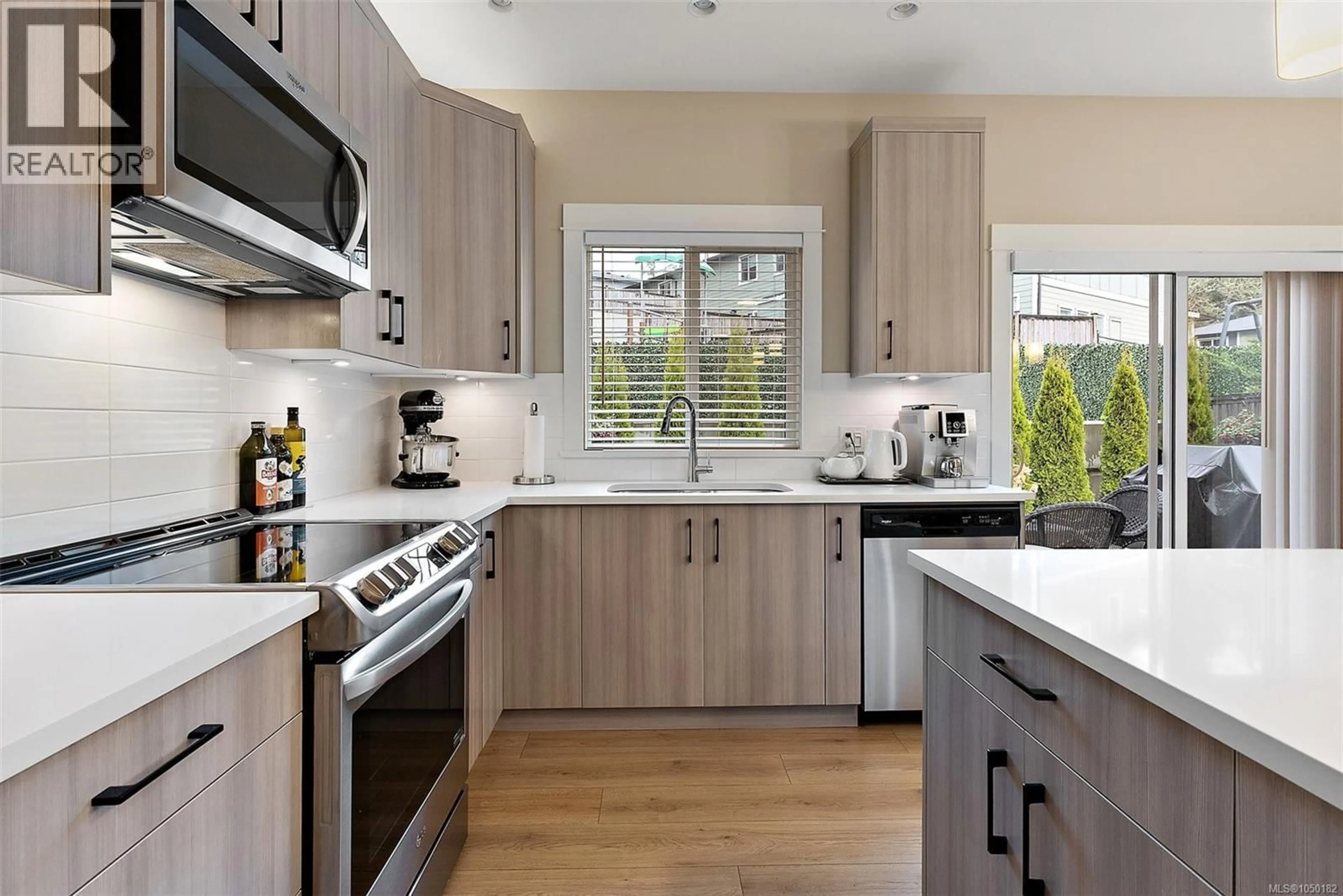 Contemporary kitchen, unknown for 8 WEST PARK PLACE, View Royal British Columbia V9B3R9