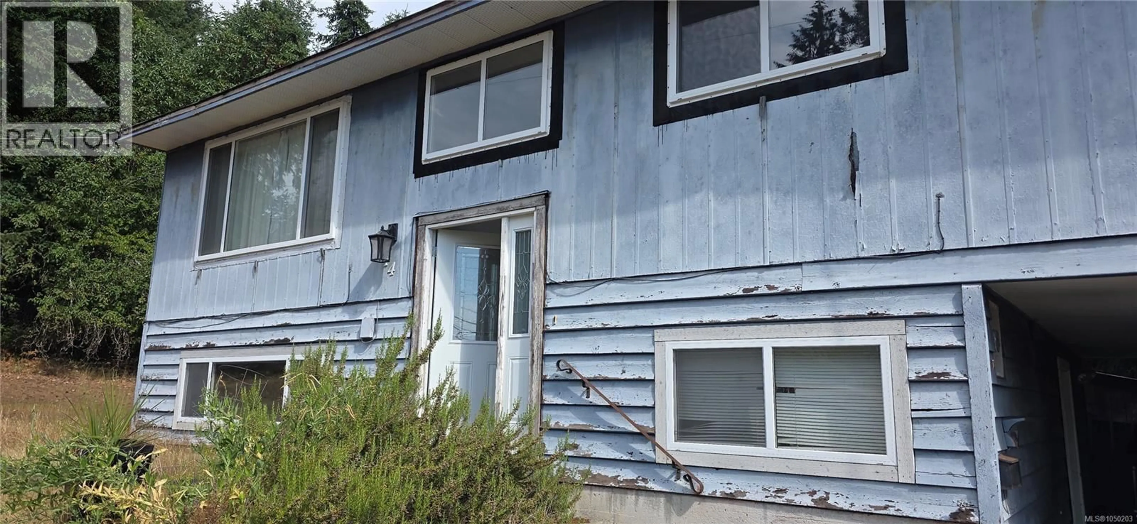 Home with vinyl exterior material, street for 614 SEVENTH STREET, Nanaimo British Columbia V9R1G2