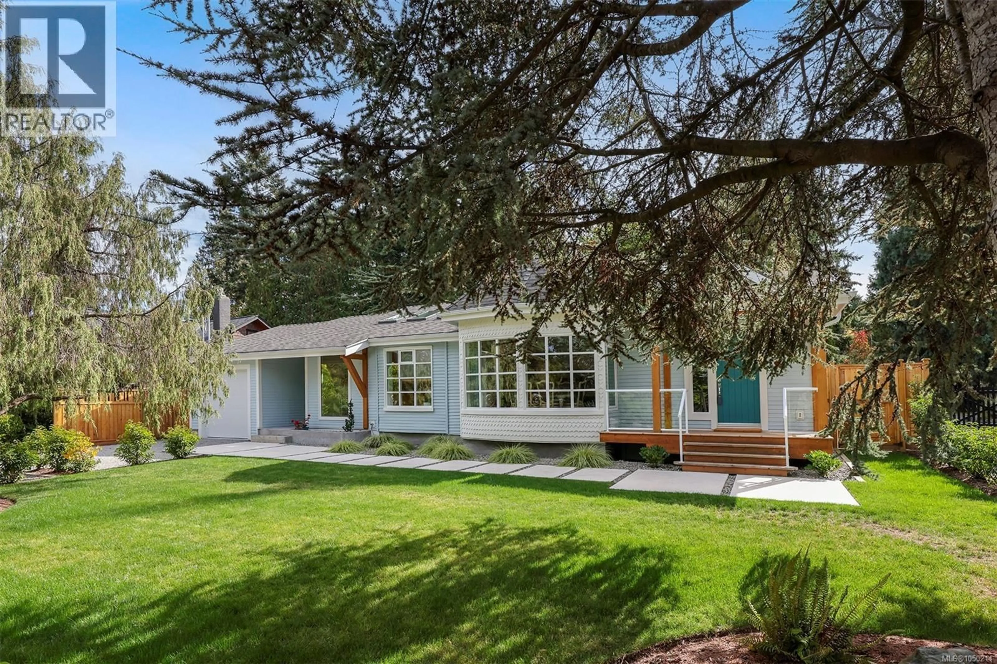 Home with vinyl exterior material, street for 164 CRESCENT ROAD EAST, Qualicum Beach British Columbia V9K1L6