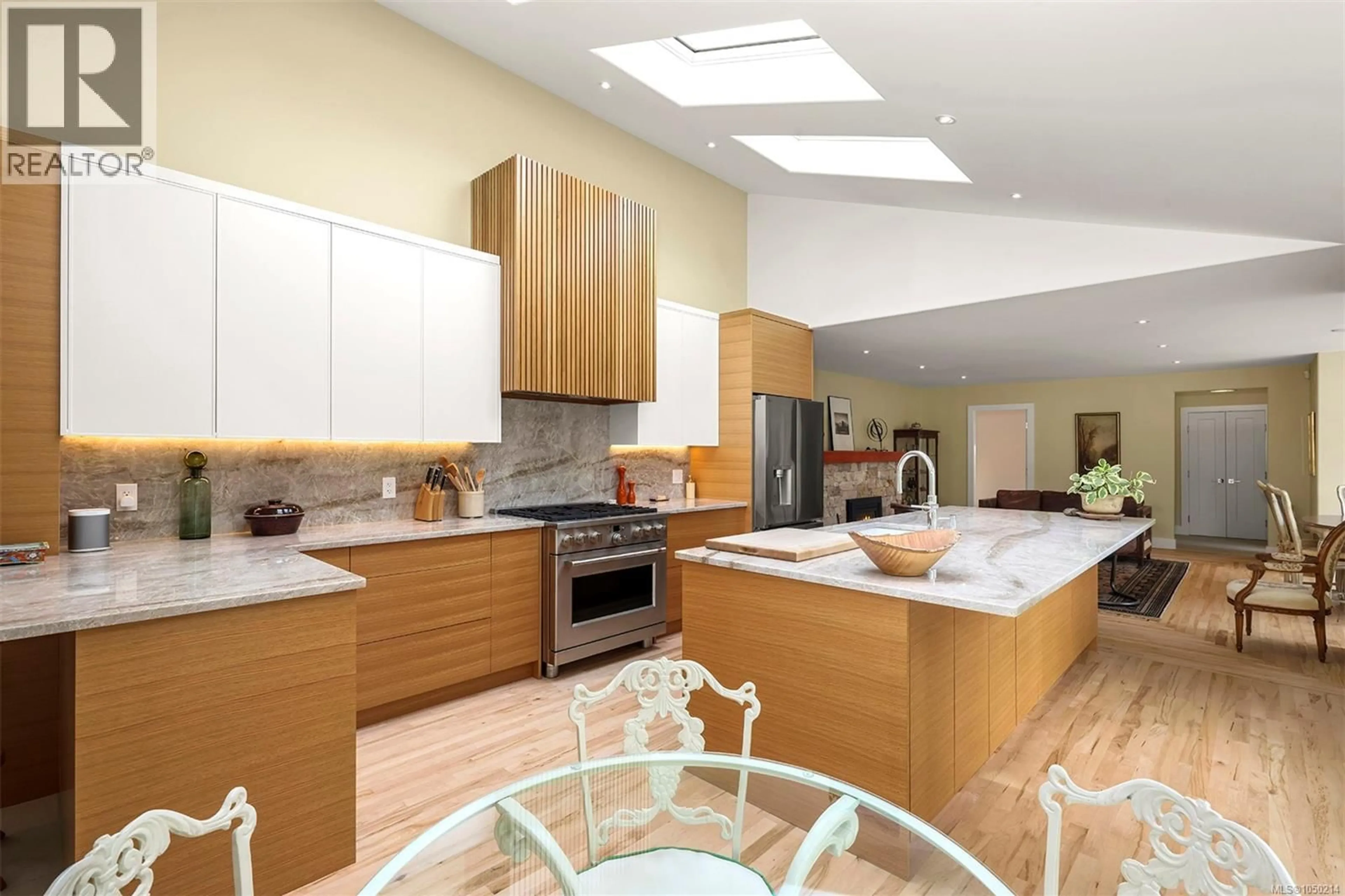 Contemporary kitchen, unknown for 164 CRESCENT ROAD EAST, Qualicum Beach British Columbia V9K1L6