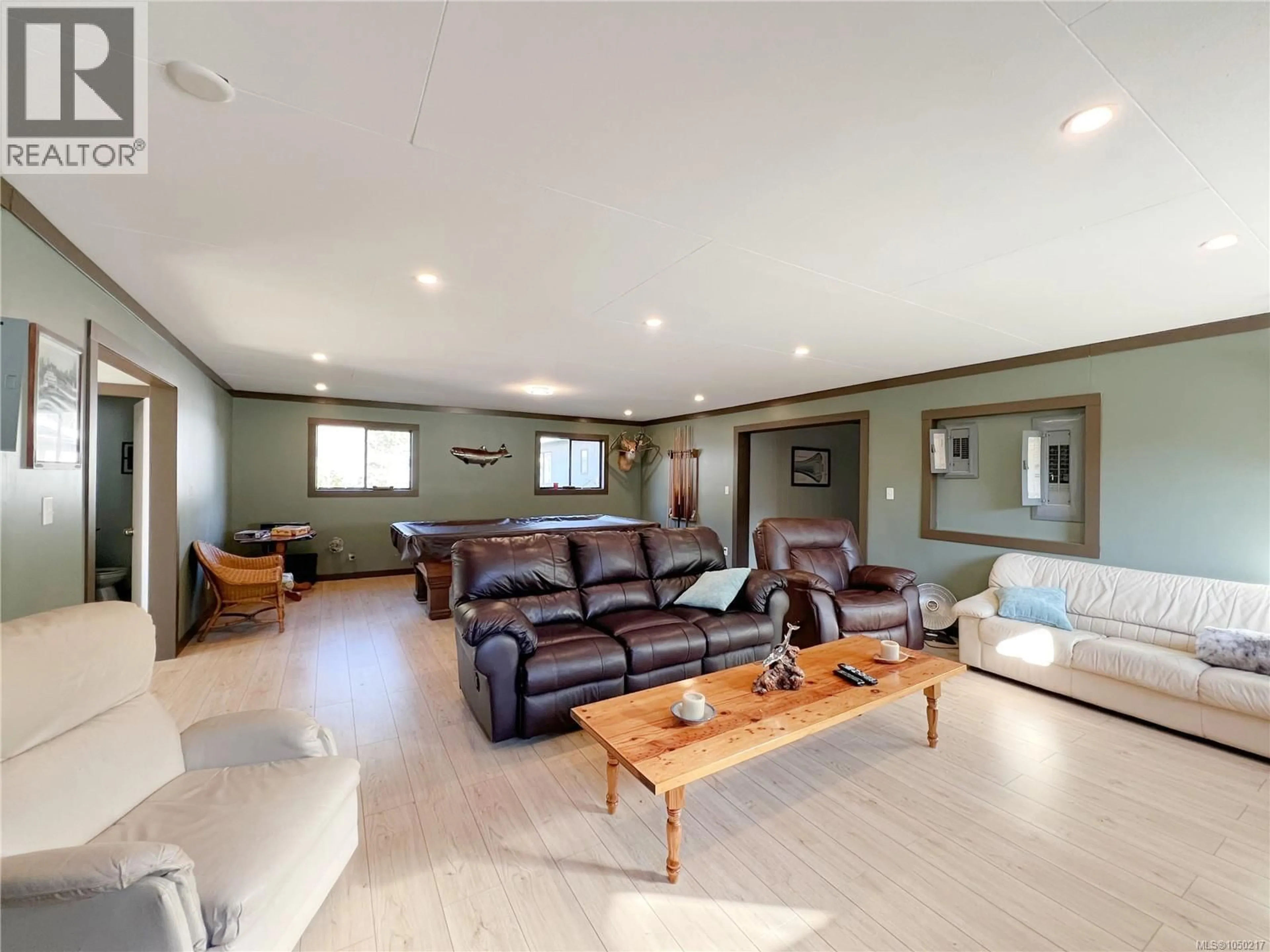 Living room with furniture, wood/laminate floor for 120 ALPINE VIEW, Tahsis British Columbia V0P1X0