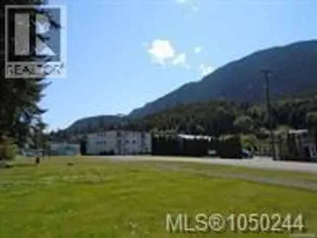 205 - 611 MACMILLAN DRIVE, Sayward 3