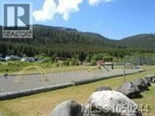 205 - 611 MACMILLAN DRIVE, Sayward 4