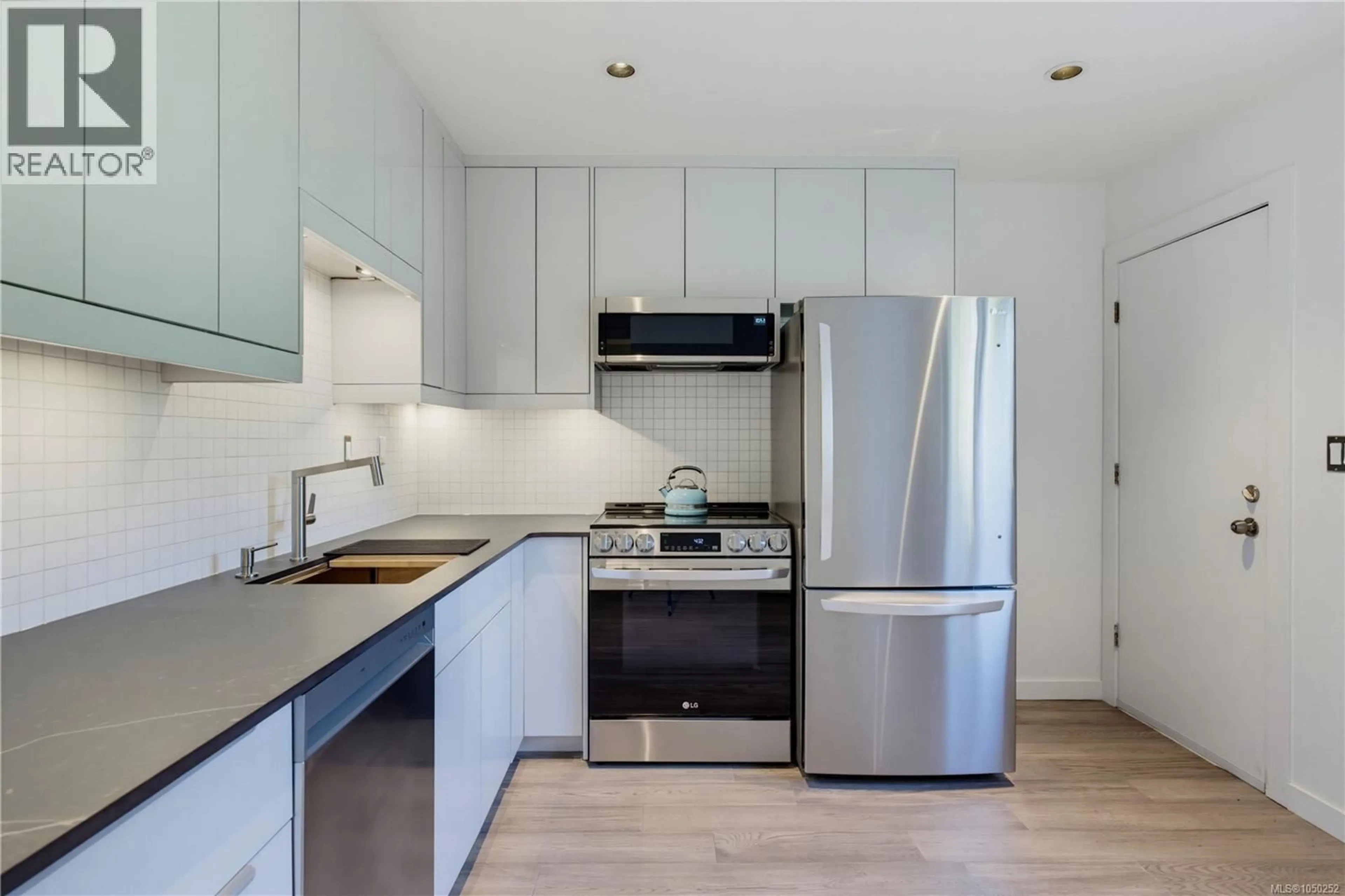 Standard kitchen, unknown for 1714 ASHDALE PLACE, Saanich British Columbia V8N1N9