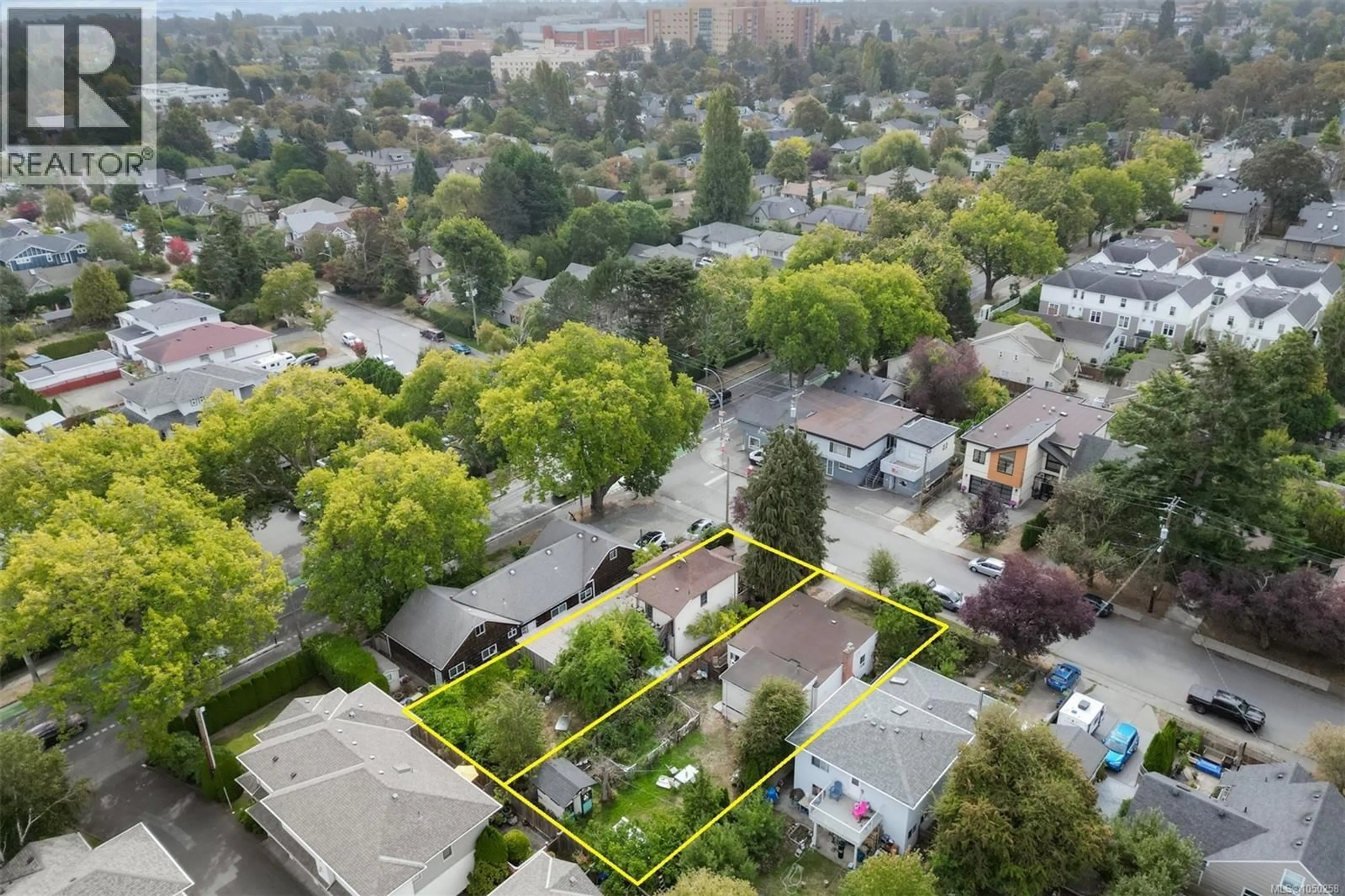A pic from outside/outdoor area/front of a property/back of a property/a pic from drone, street for 1636/1662 KINGS ROAD, Victoria British Columbia V8R2N8